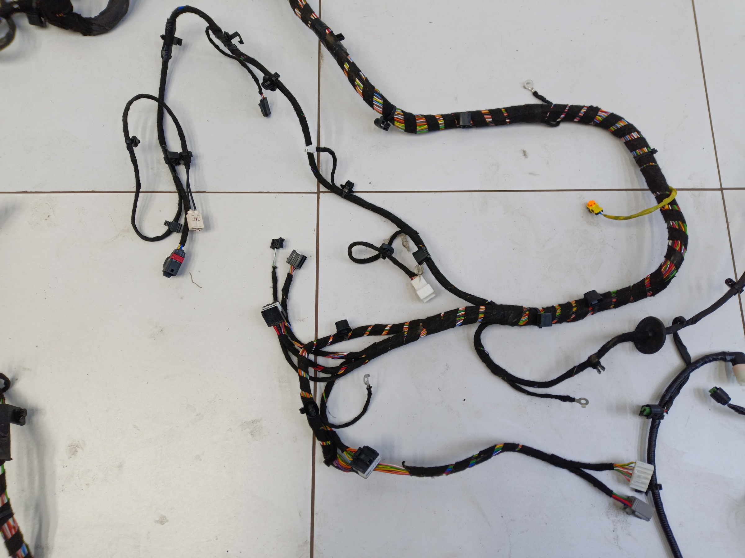 Проводка пола в салоне Exeed TXL