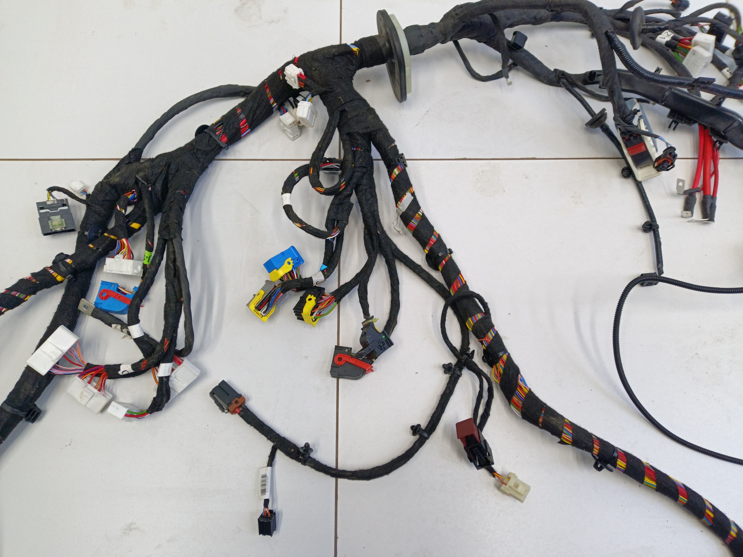 Проводка пола в салоне Exeed TXL