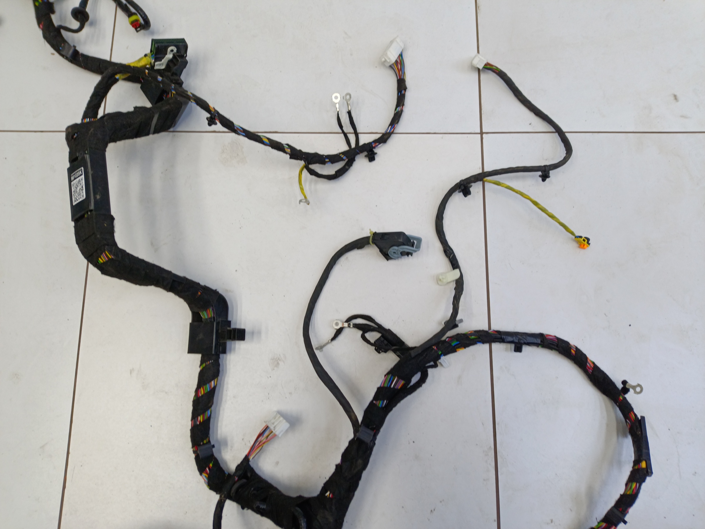 Проводка пола в салоне Exeed TXL