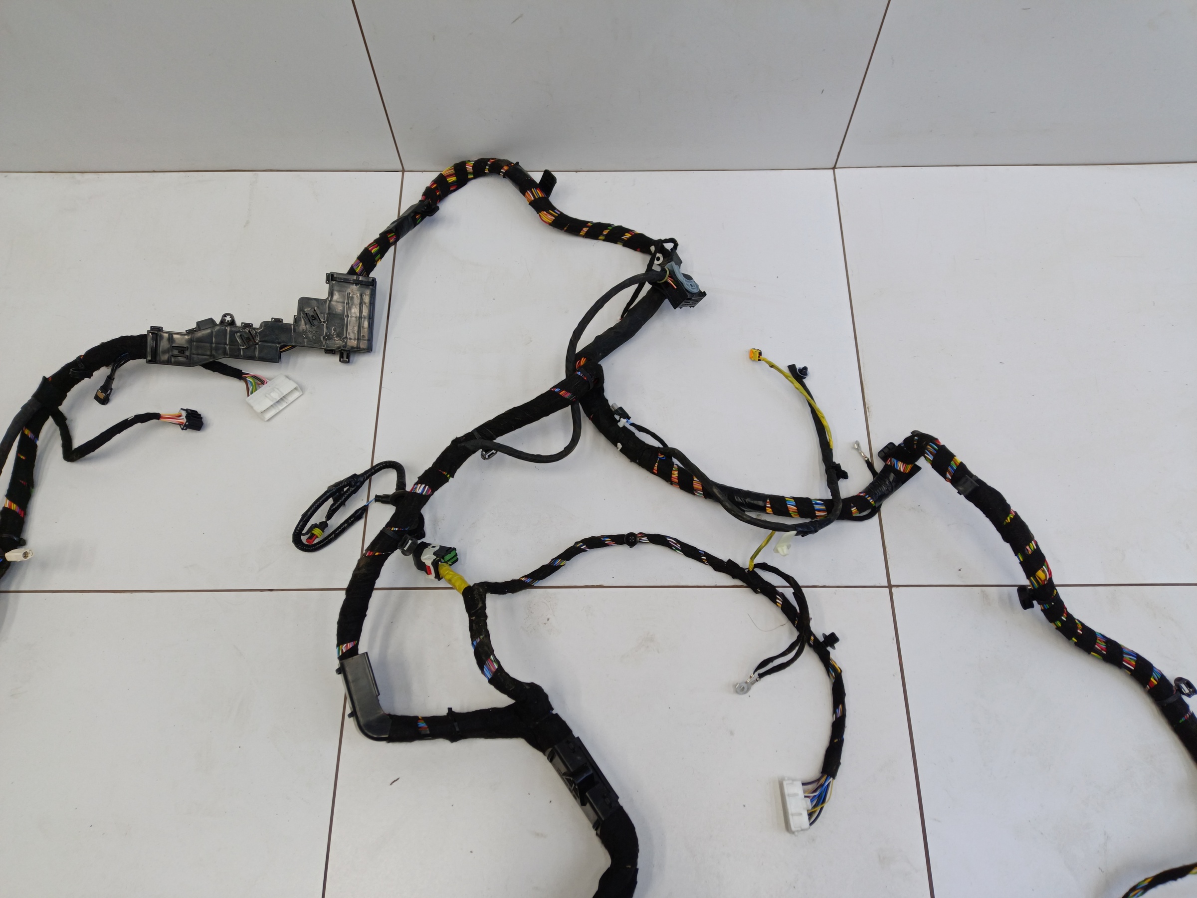 Проводка пола в салоне Exeed TXL