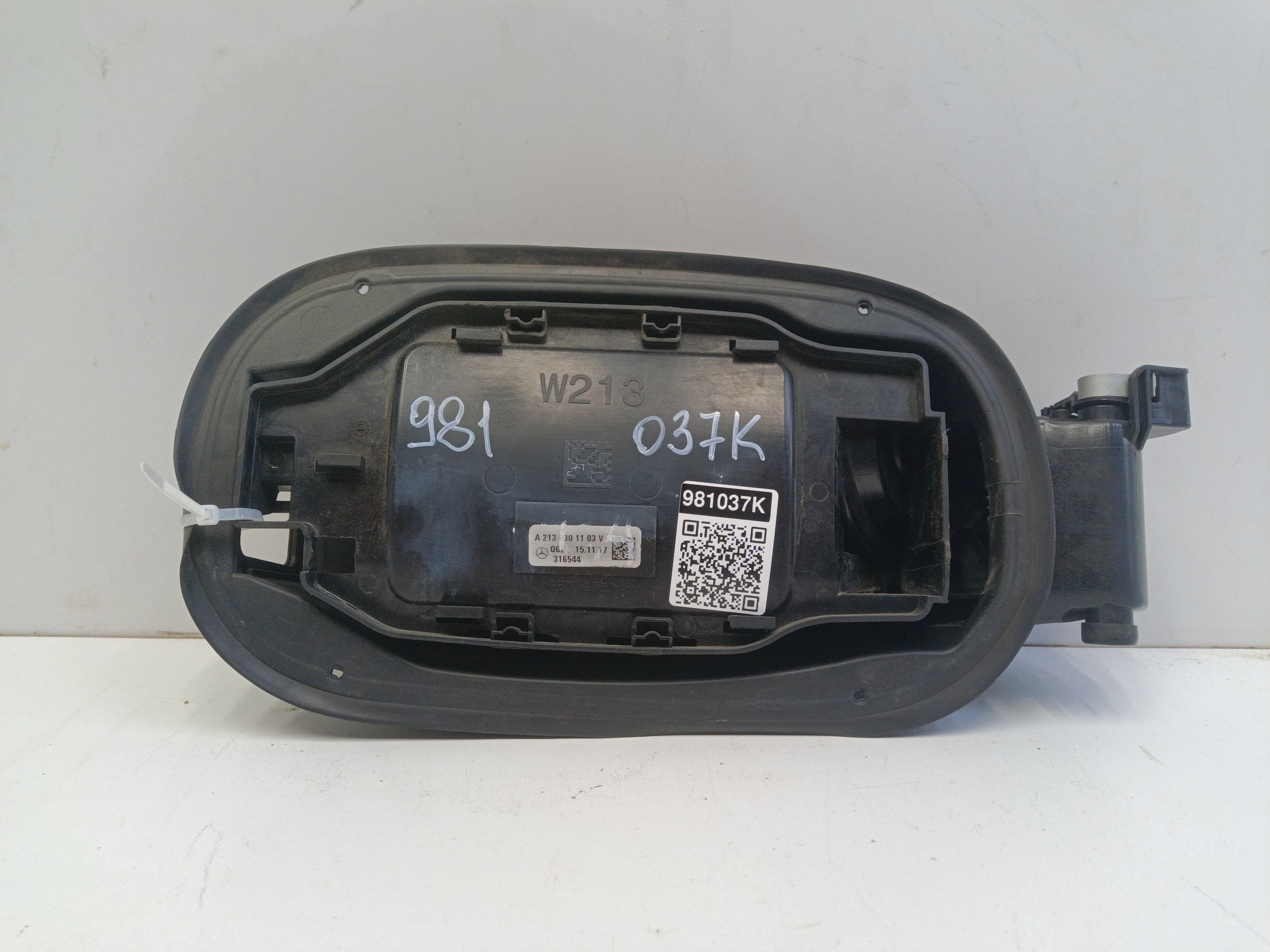 Лючок бензобака Mercedes Benz E-Klasse W213