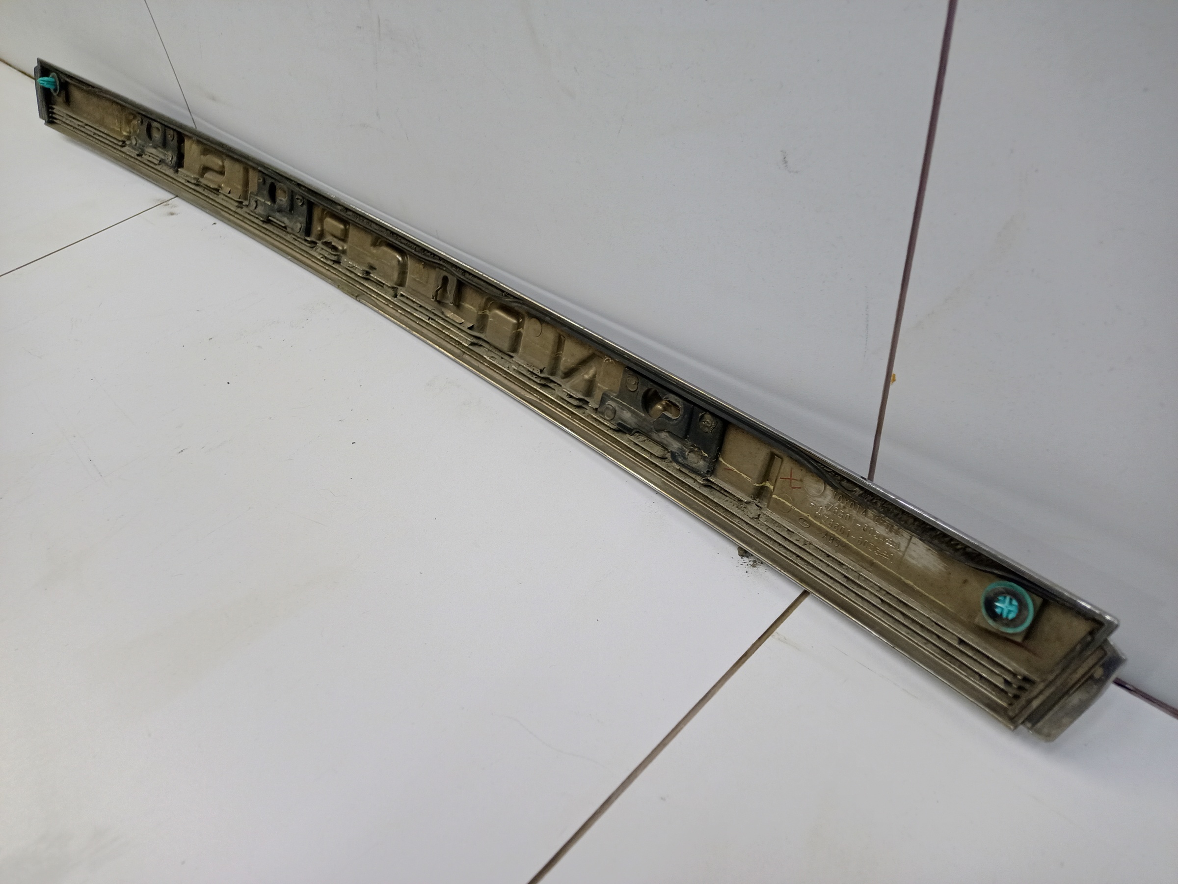 Накладка хром крышки багажника Toyota Land Cruiser 200 Restail 2