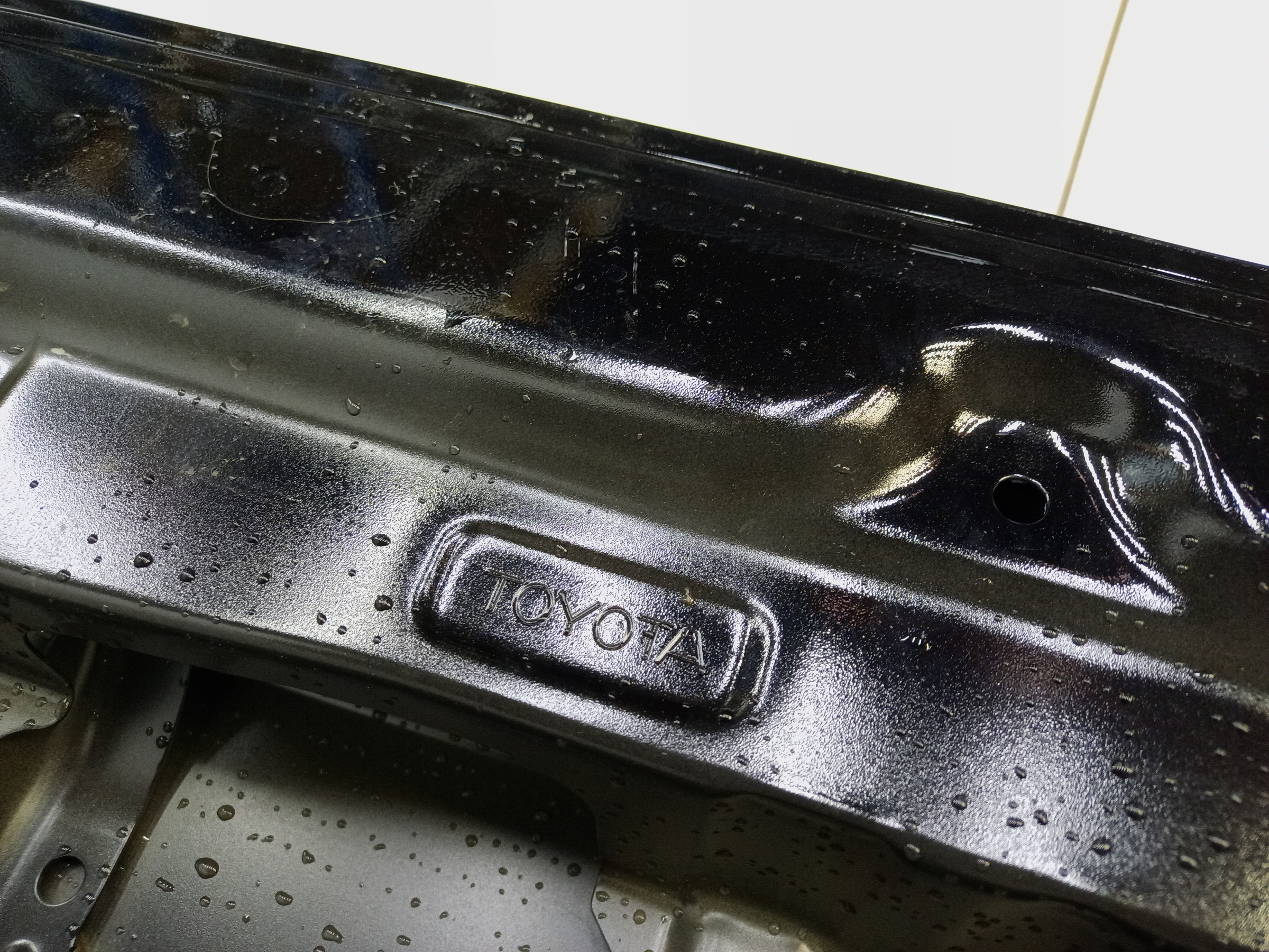 Крышка багажника нижняя часть Toyota Land Cruiser 200