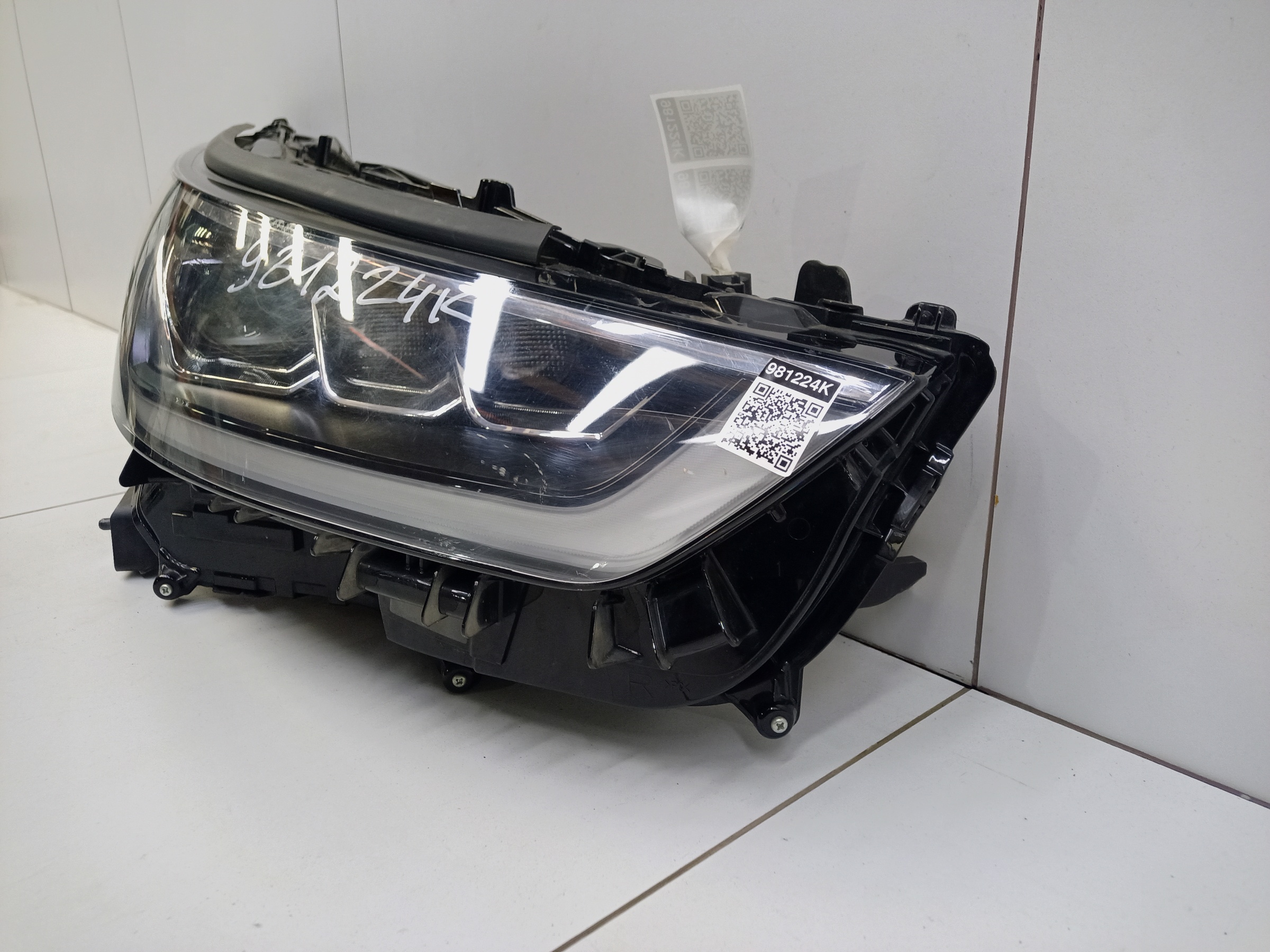 Фара передняя правая Toyota Highlander 4 LED
