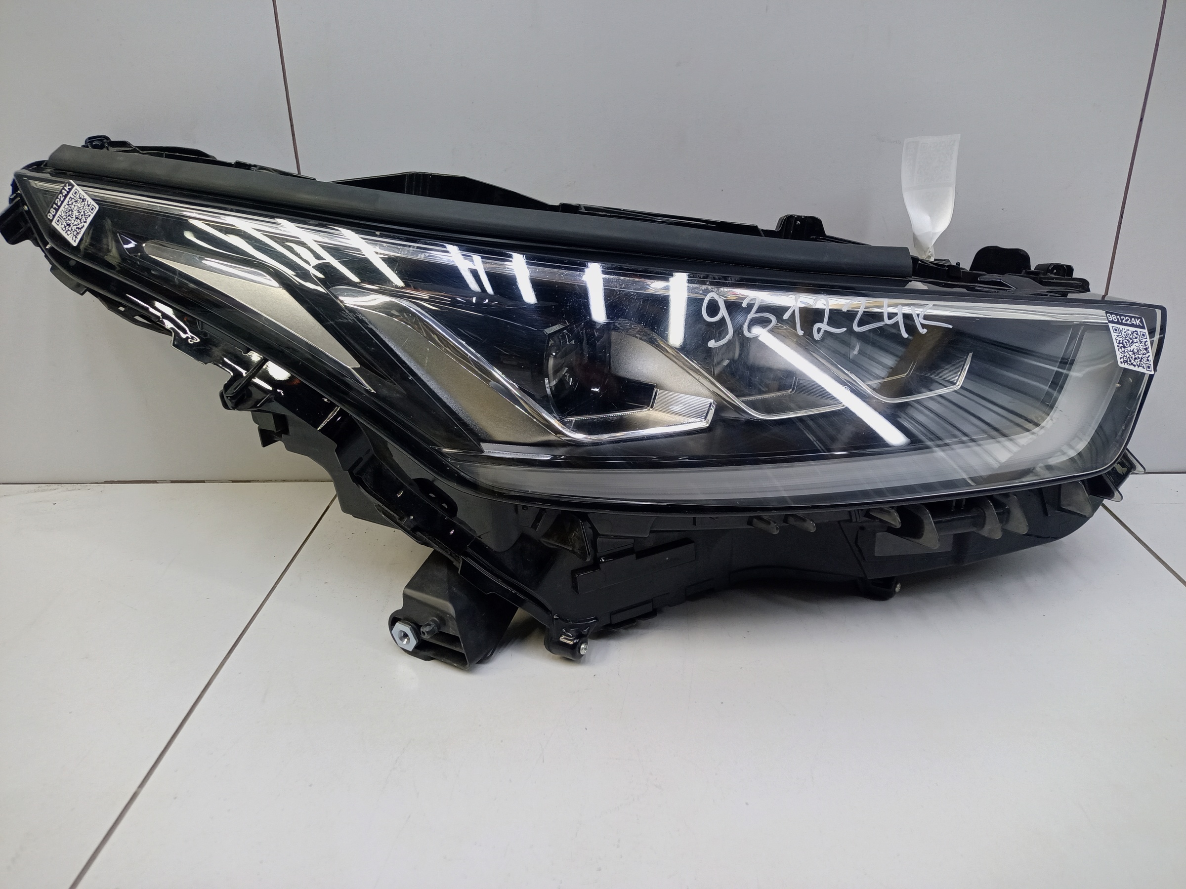Фара передняя правая Toyota Highlander 4 LED