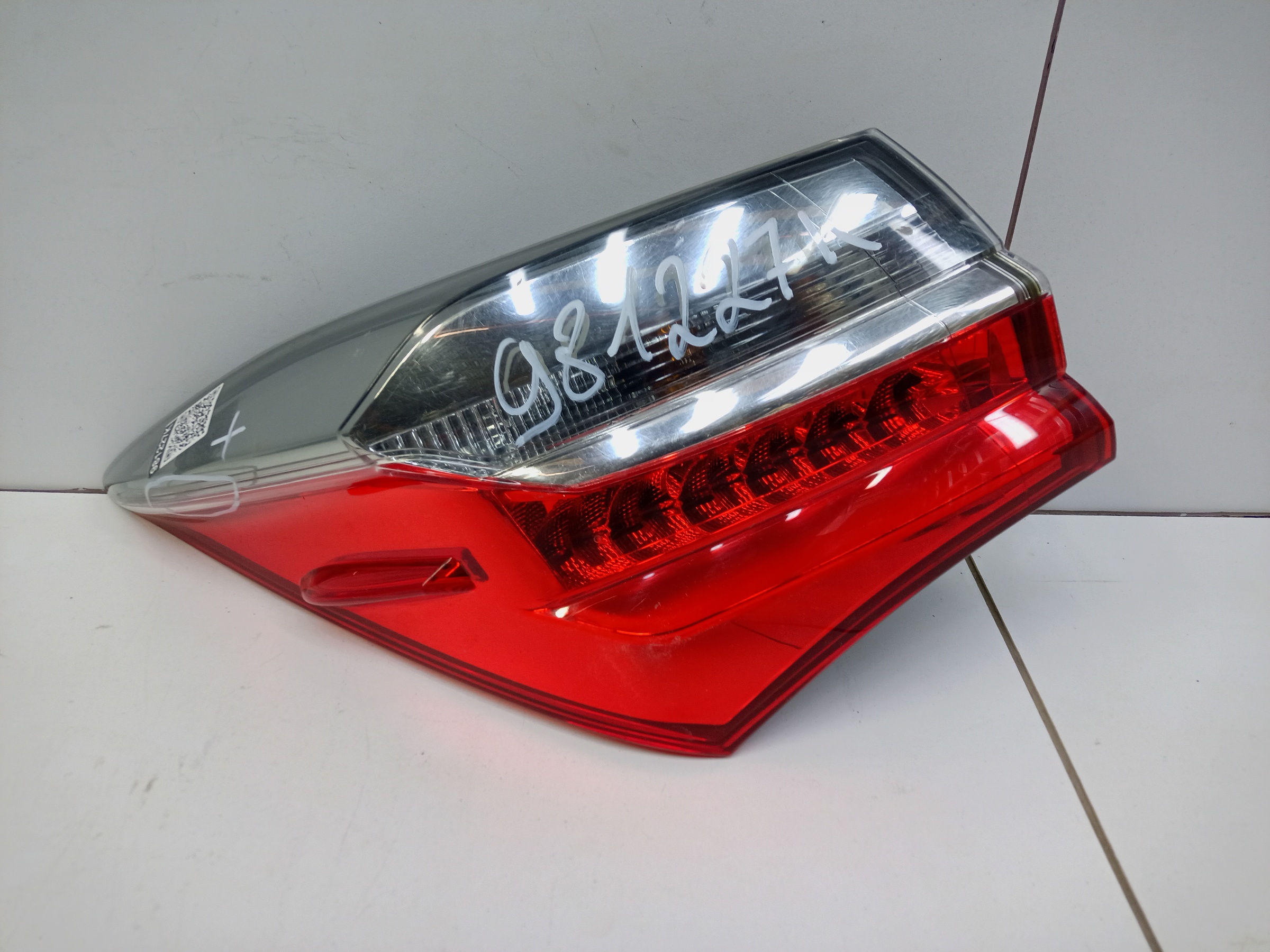 Фонарь задний левый наружный Toyota Corolla E180