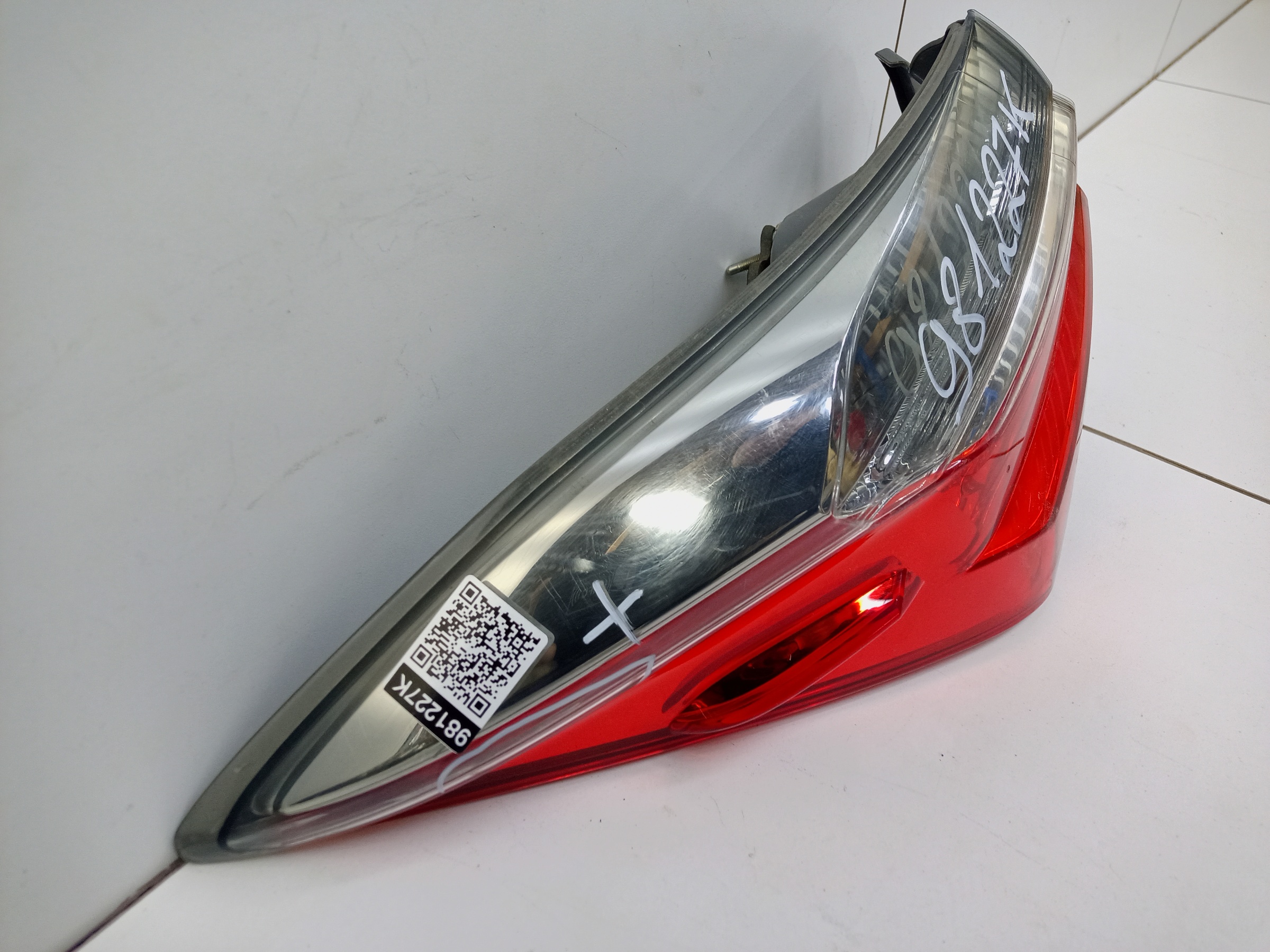 Фонарь задний левый наружный Toyota Corolla E180