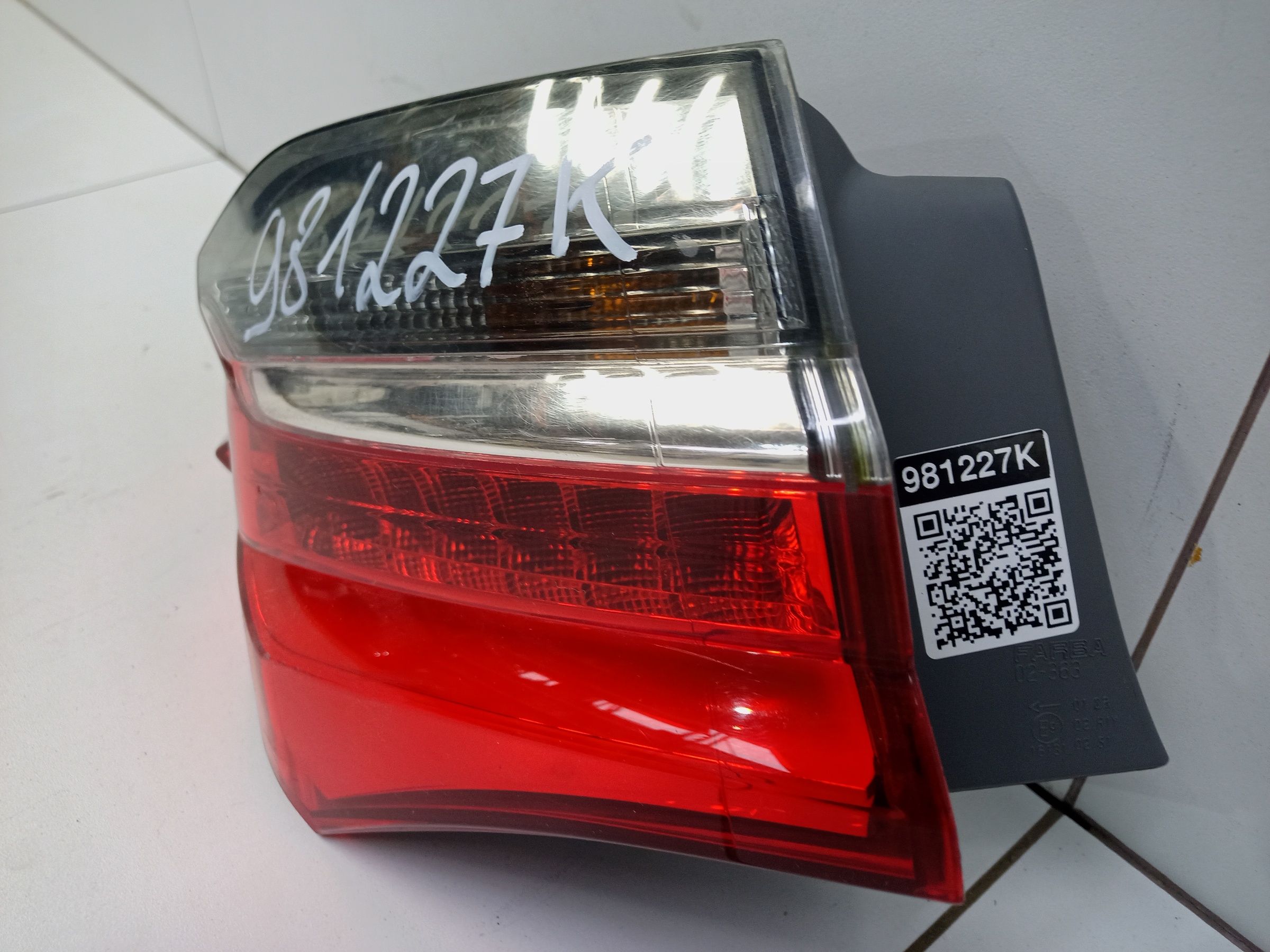 Фонарь задний левый наружный Toyota Corolla E180