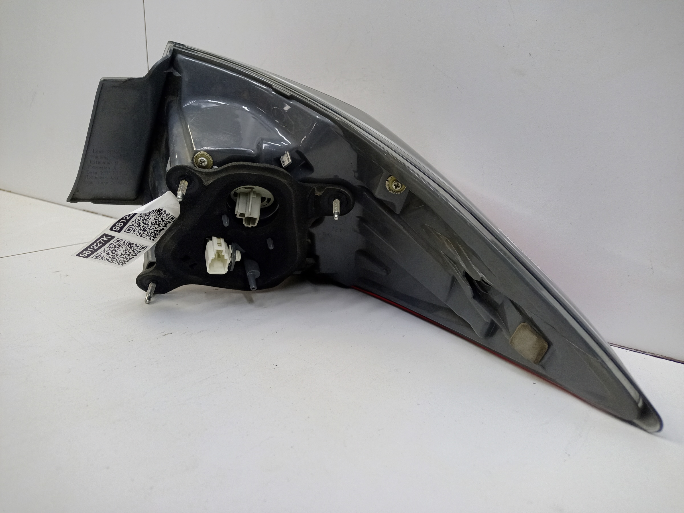 Фонарь задний левый наружный Toyota Corolla E180