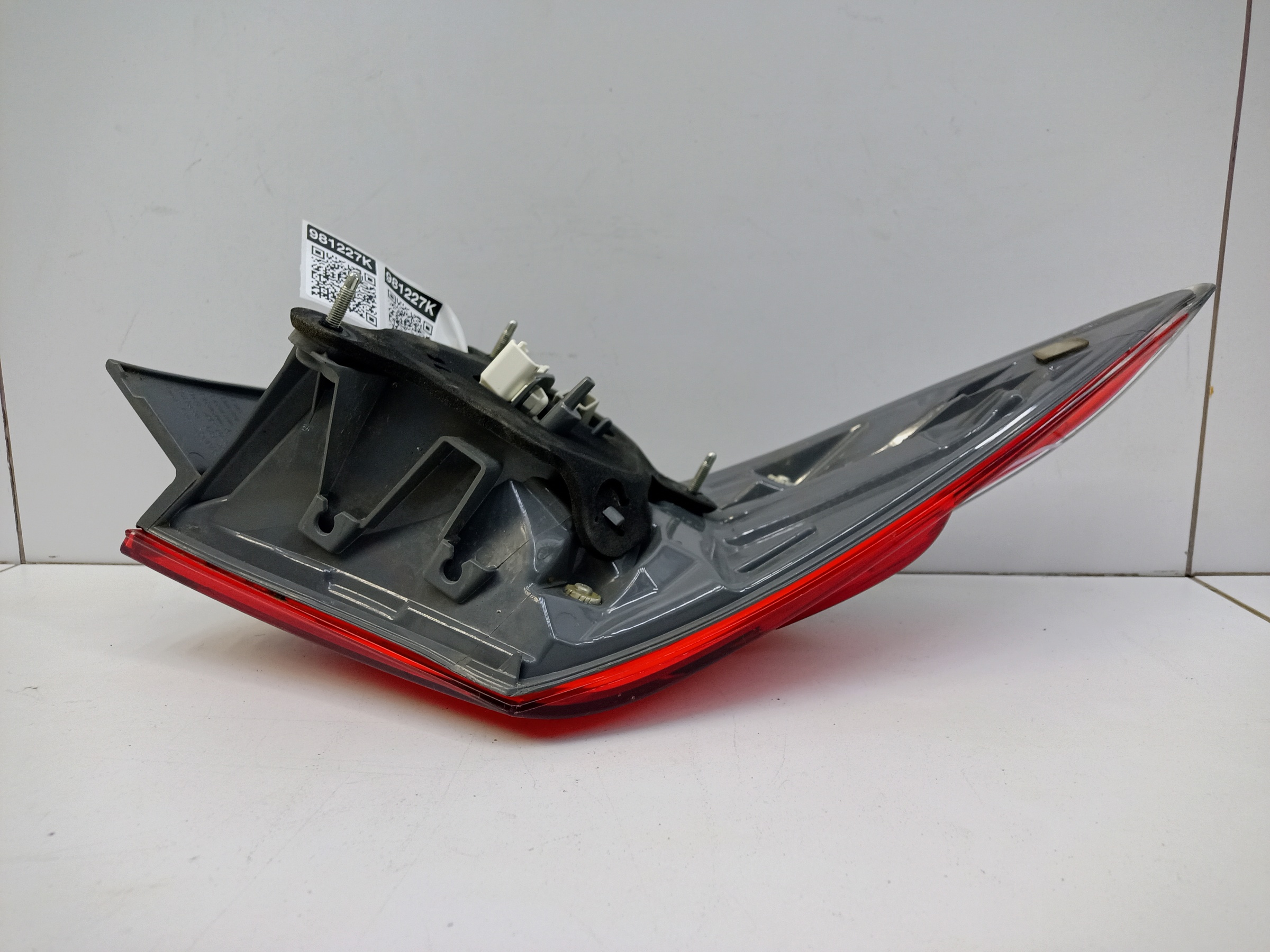 Фонарь задний левый наружный Toyota Corolla E180