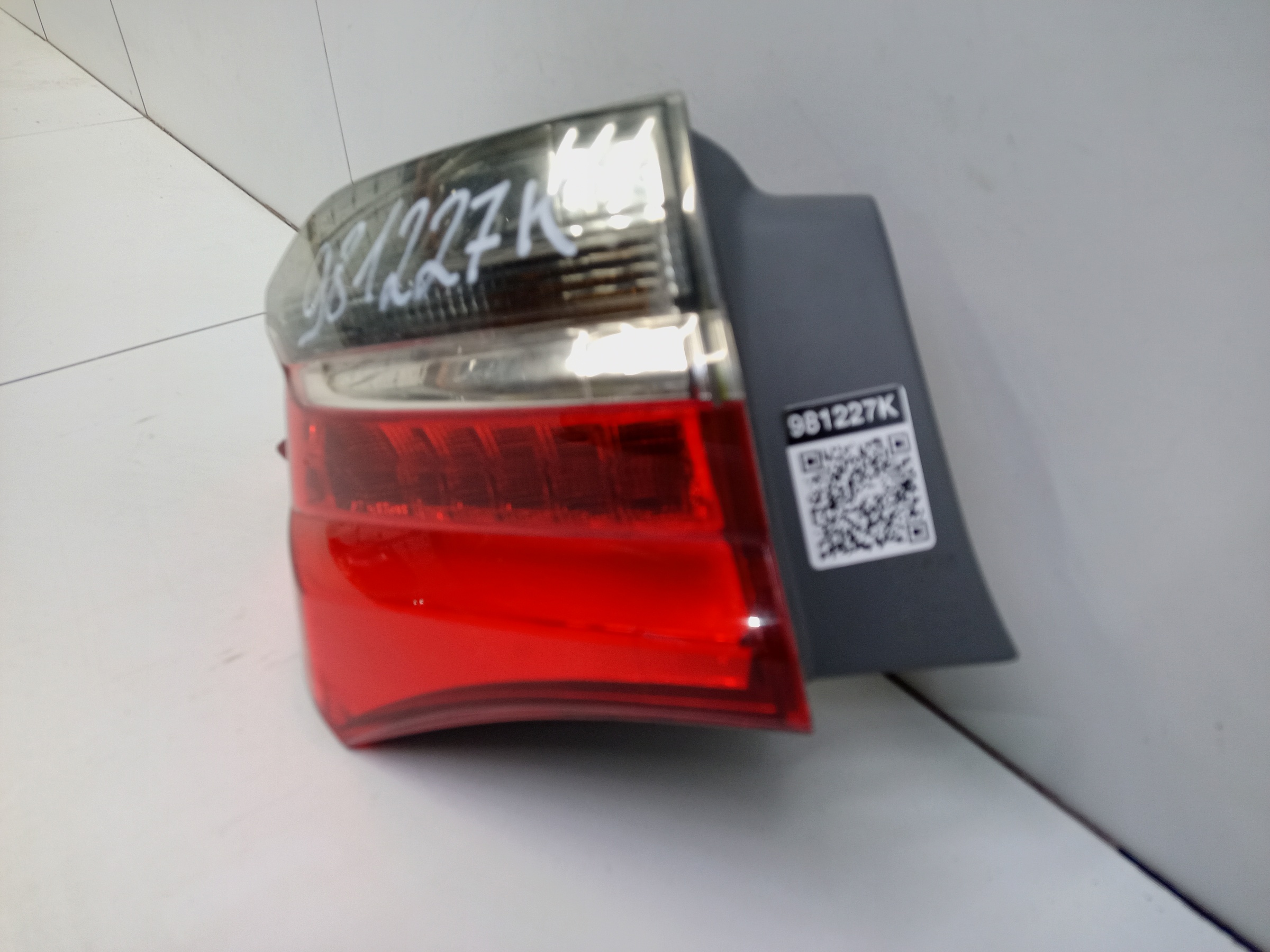 Фонарь задний левый наружный Toyota Corolla E180