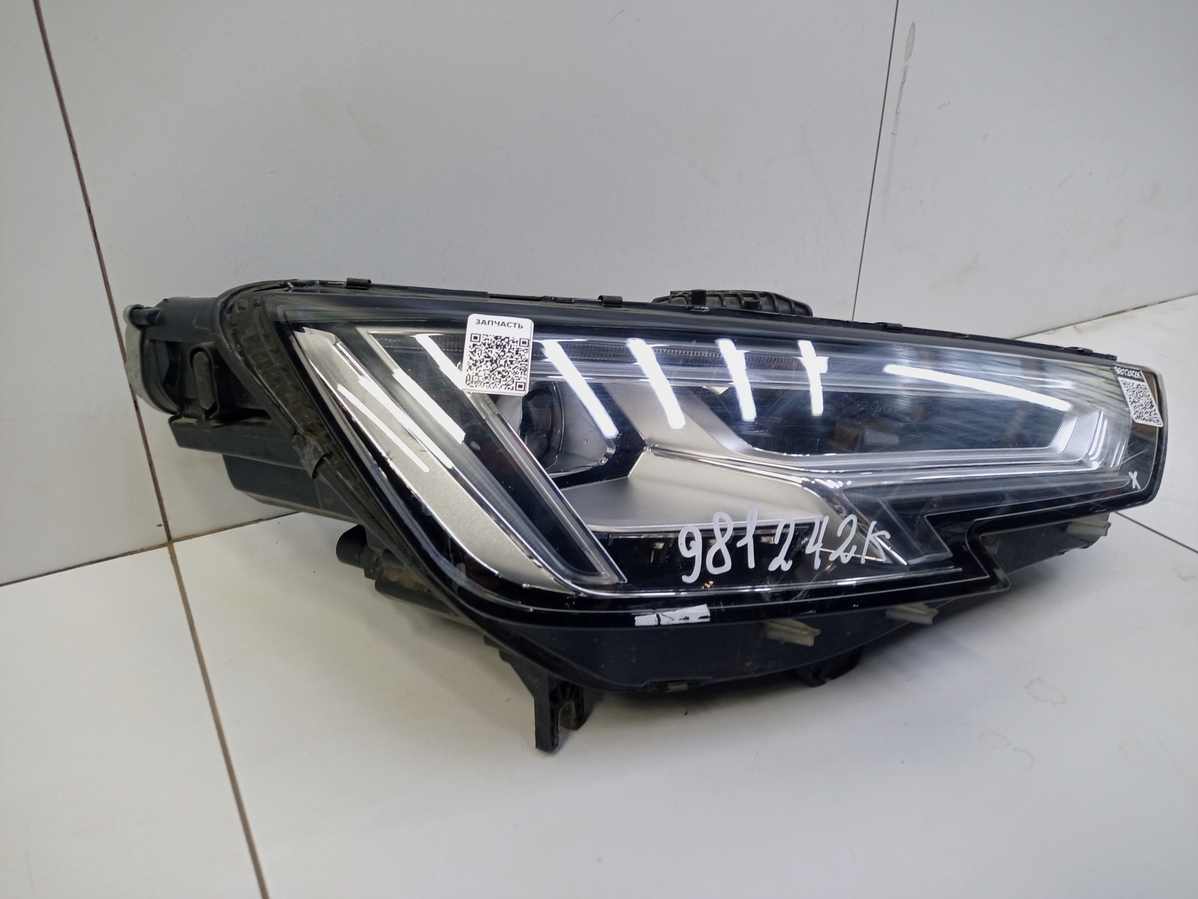 Фара передняя правая Audi A4 B9 LED " Schnieder "
