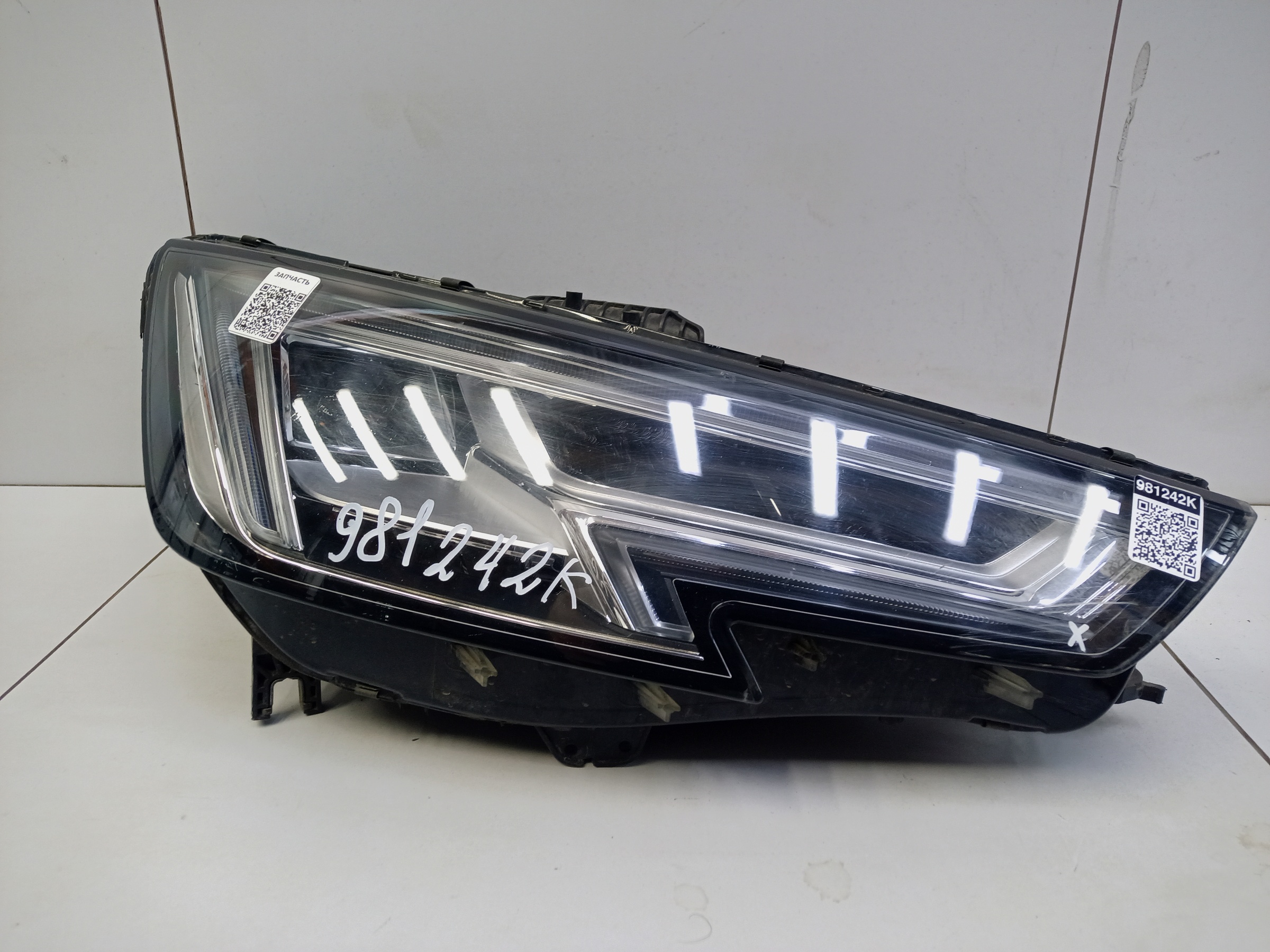 Фара передняя правая Audi A4 B9 LED " Schnieder "