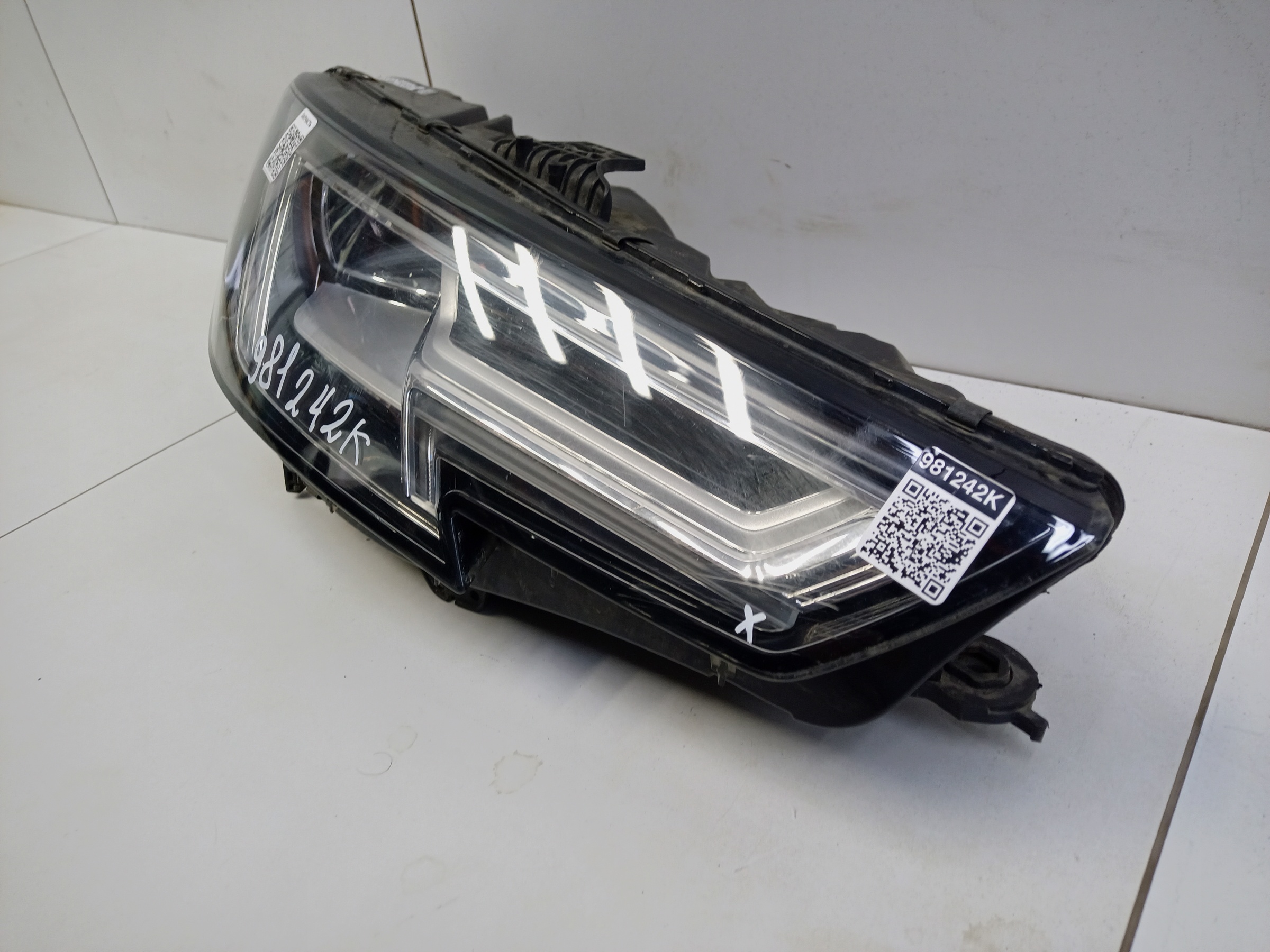 Фара передняя правая Audi A4 B9 LED " Schnieder "