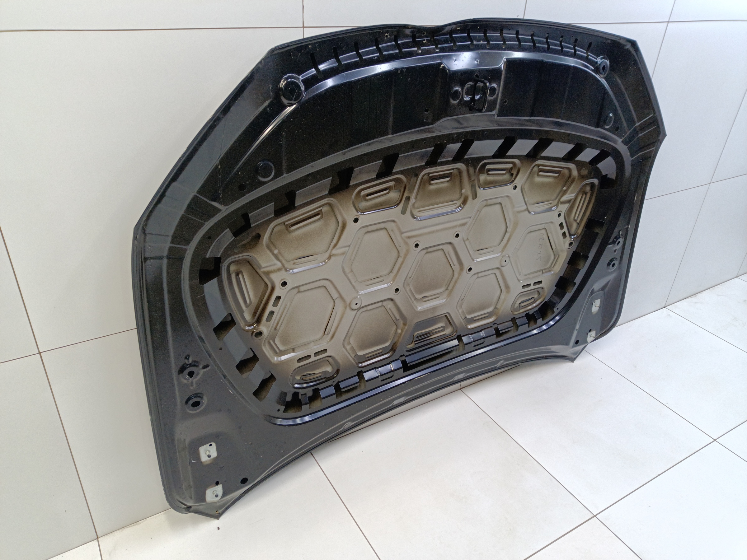 Капот Geely Monjaro