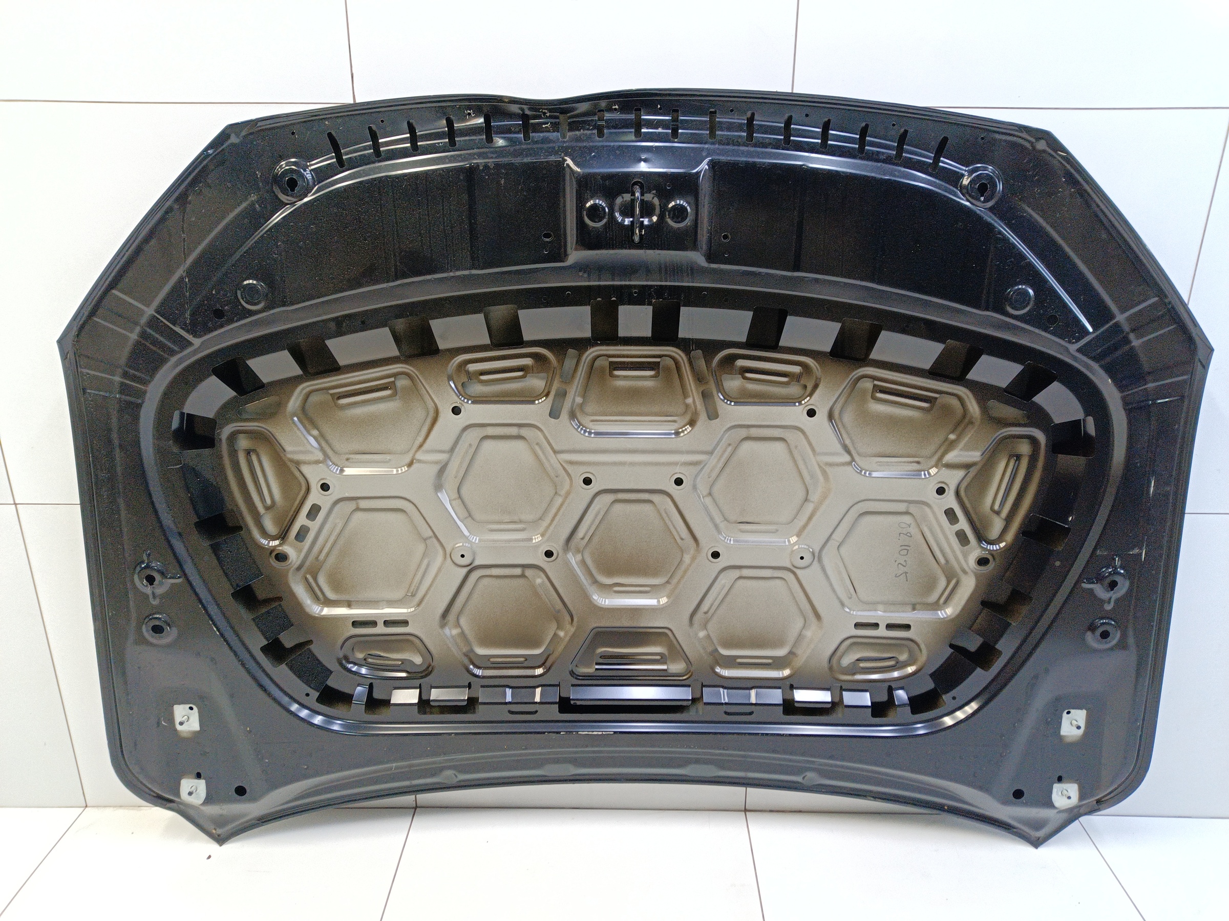Капот Geely Monjaro