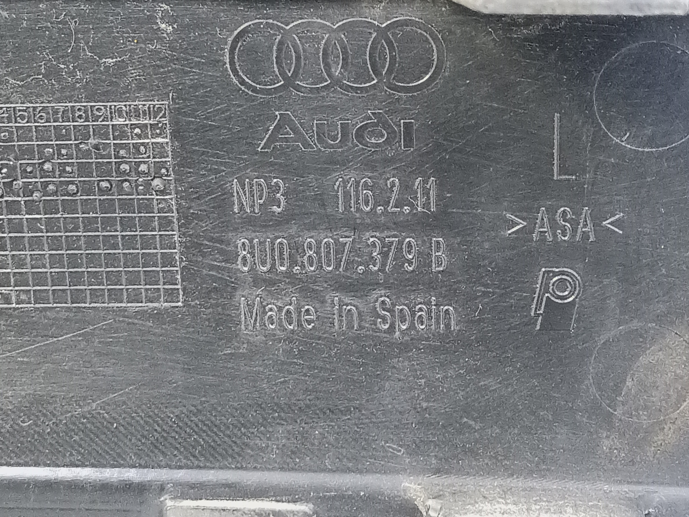Накладка переднего бампера левая Audi Q3 1 8U