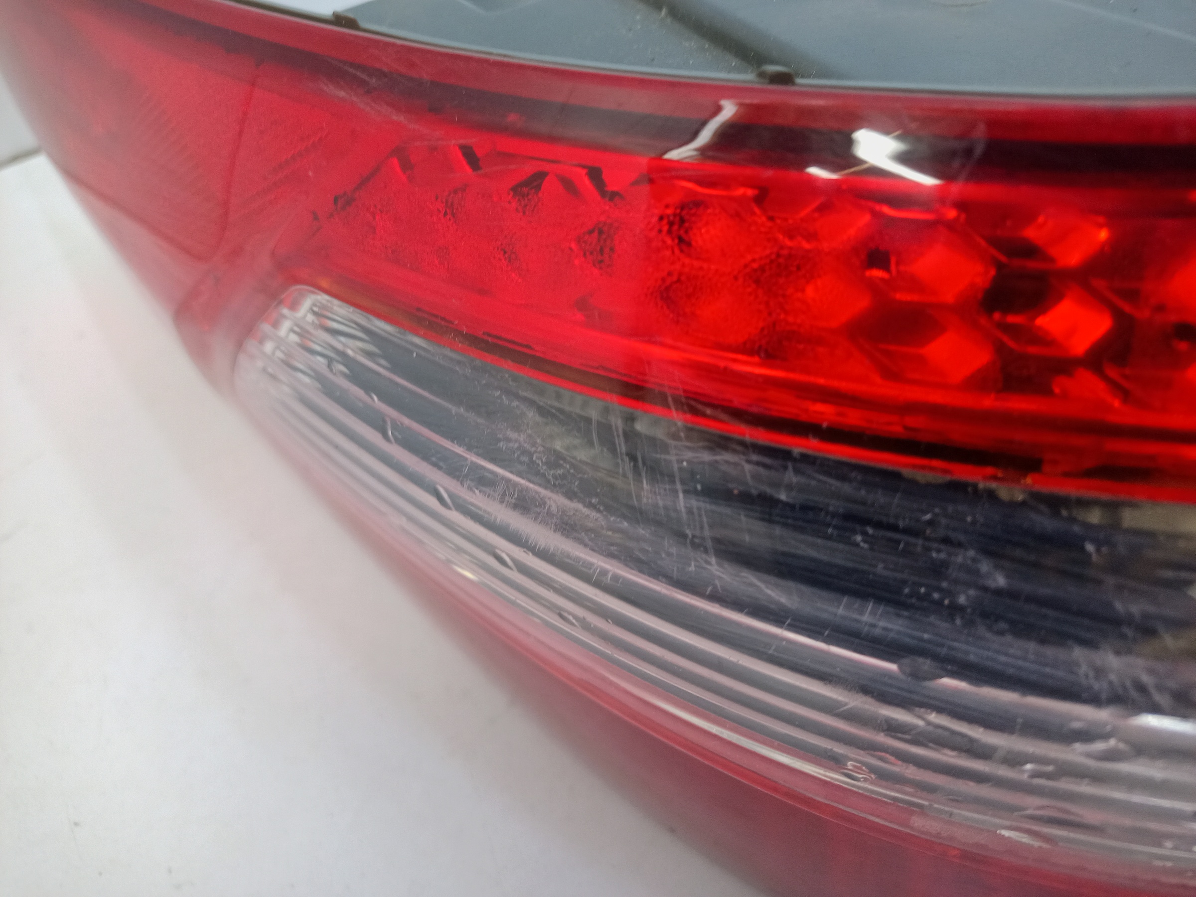 Фонарь задний левый внешний Kia Rio 3 Sedan