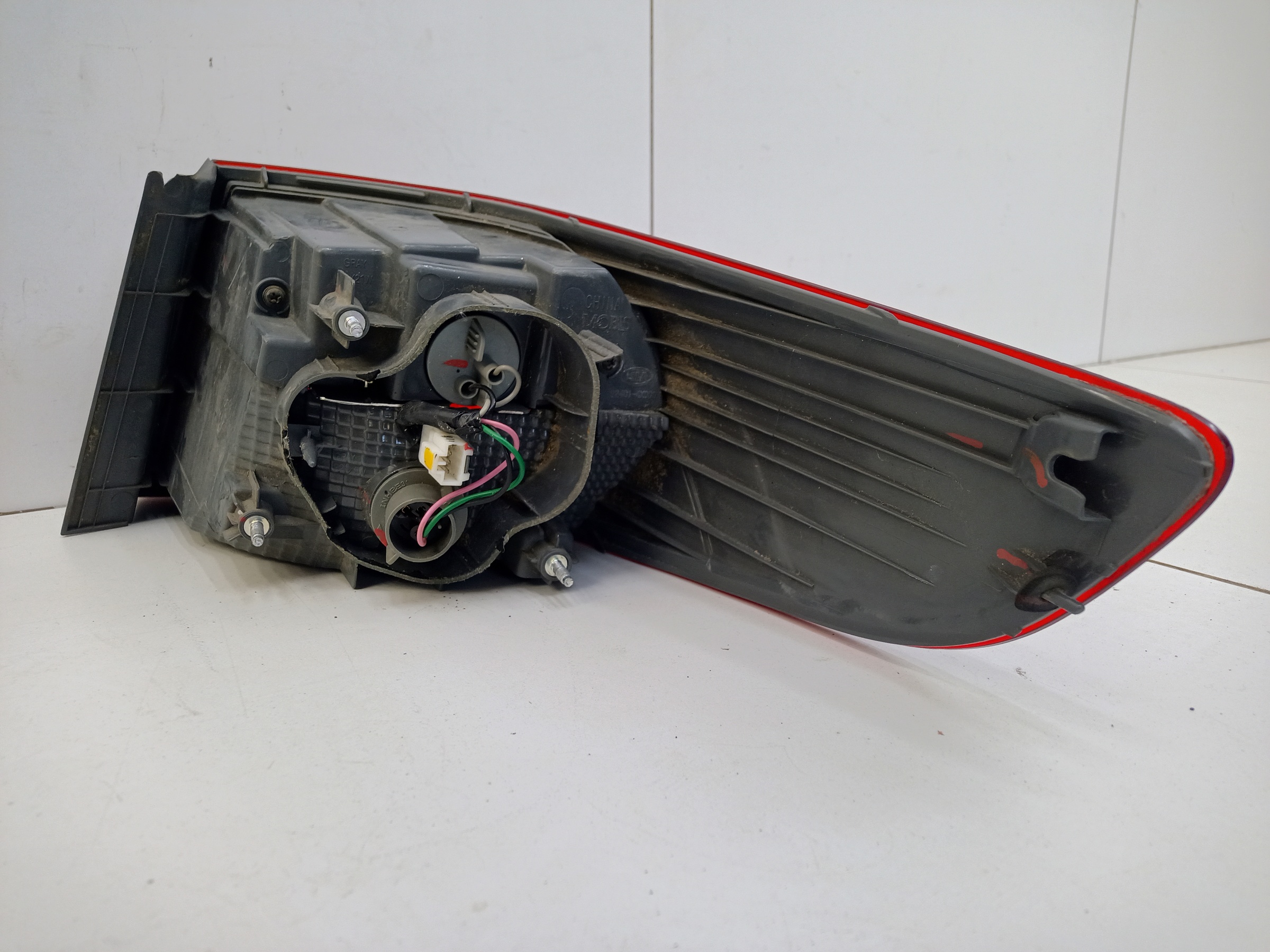 Фонарь задний левый внешний Kia Rio 3 Sedan