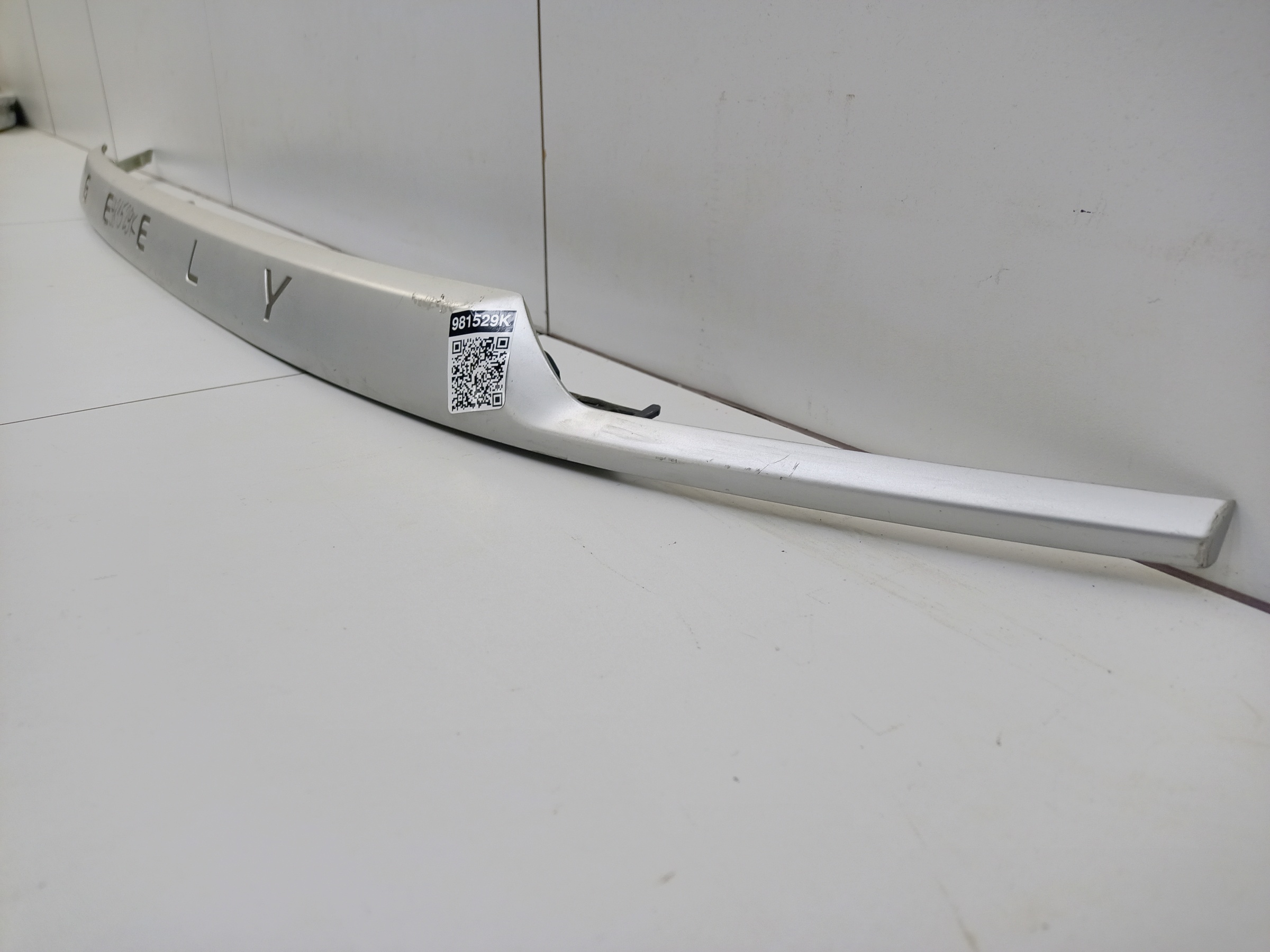 Накладка крышки багажника под покраску Geely Coolray