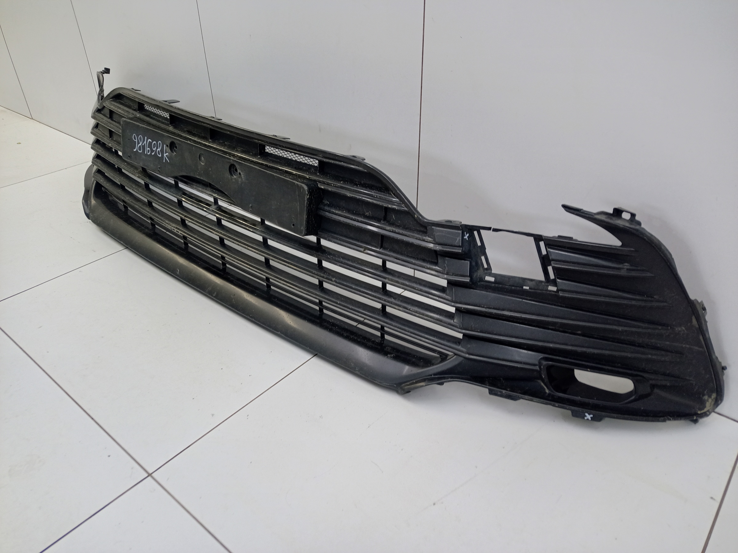 Решетка переднего бампера Toyota Camry V70 Restail