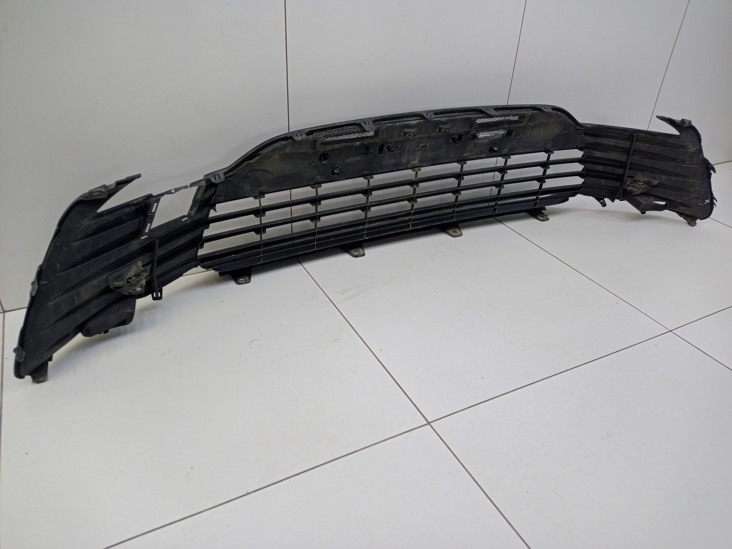 Решетка переднего бампера Toyota Camry V70 Restail