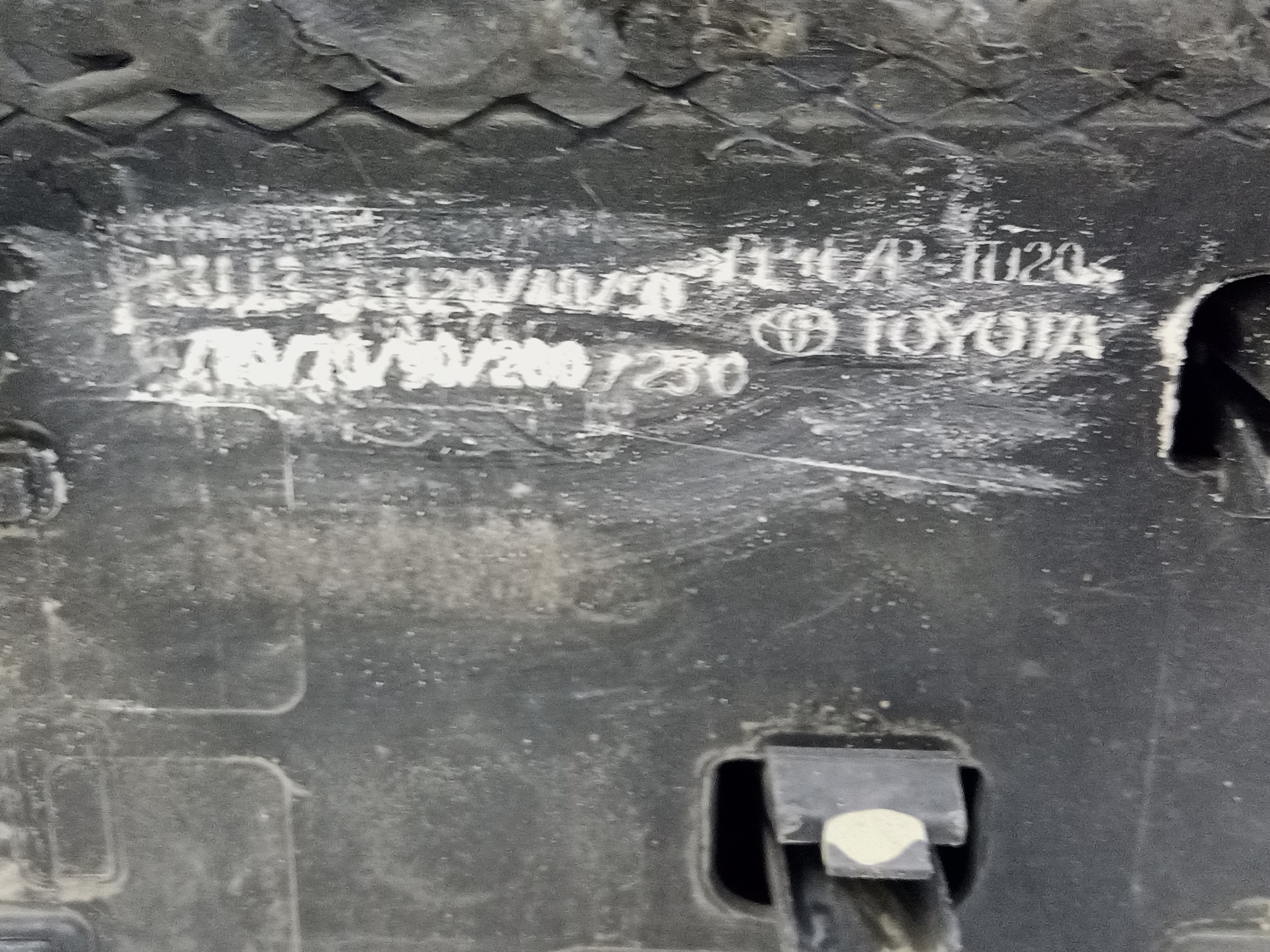 Решетка переднего бампера Toyota Camry V70 Restail