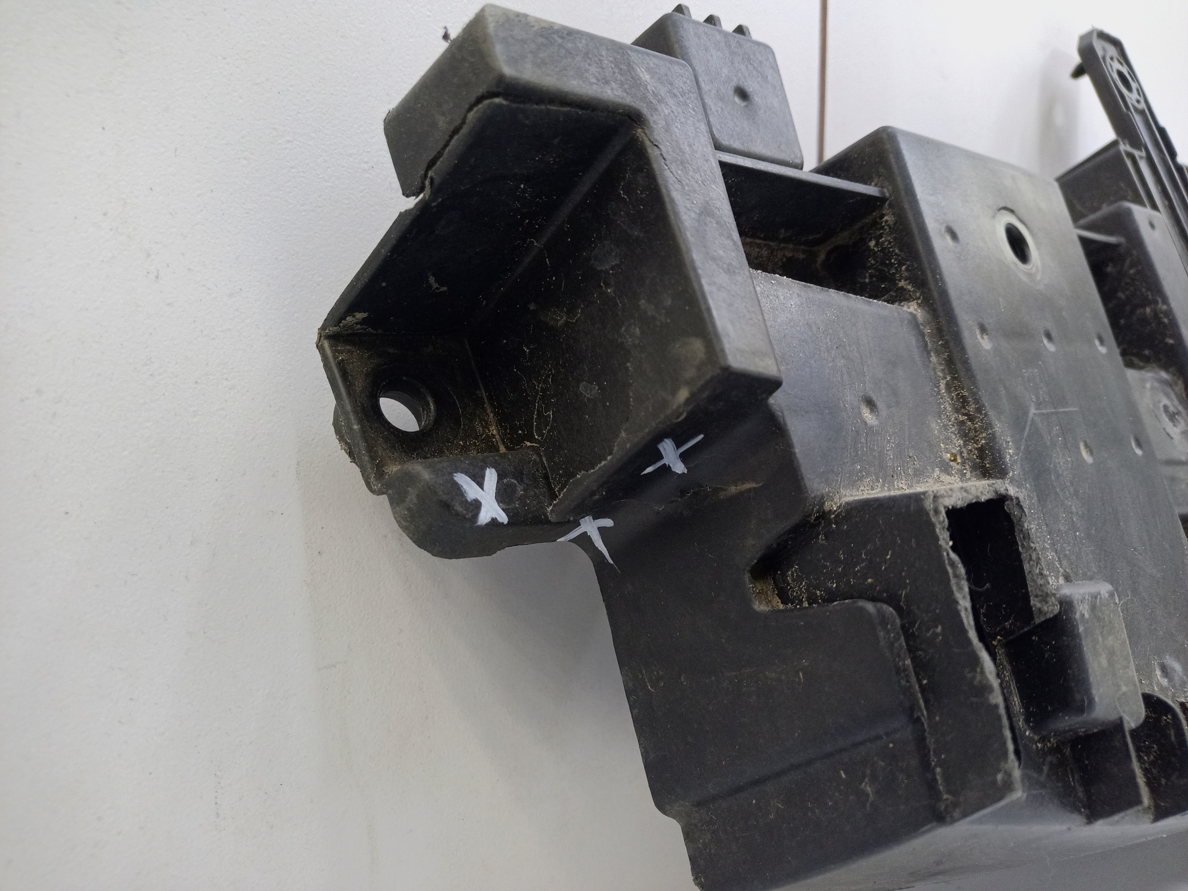 Кронштейн решетки радиатора Kaiyi X3