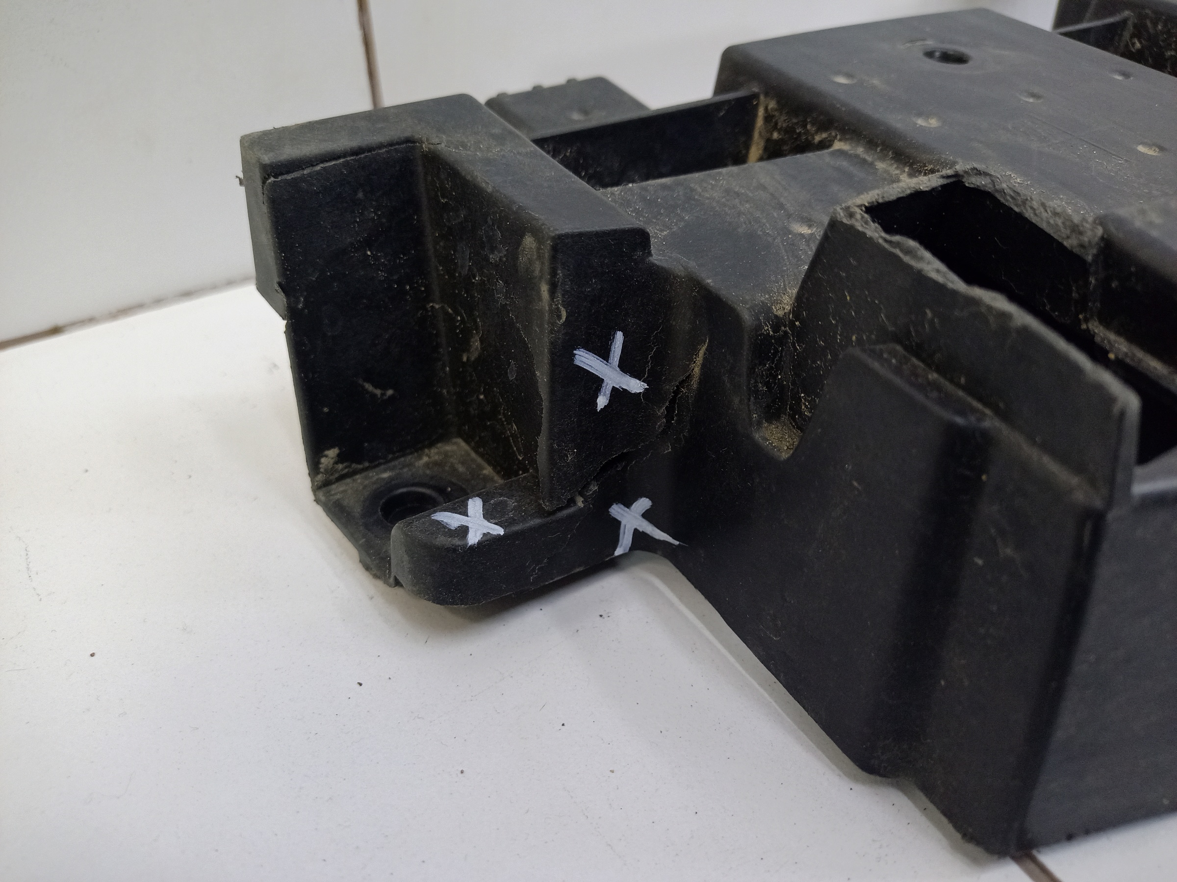 Кронштейн решетки радиатора Kaiyi X3