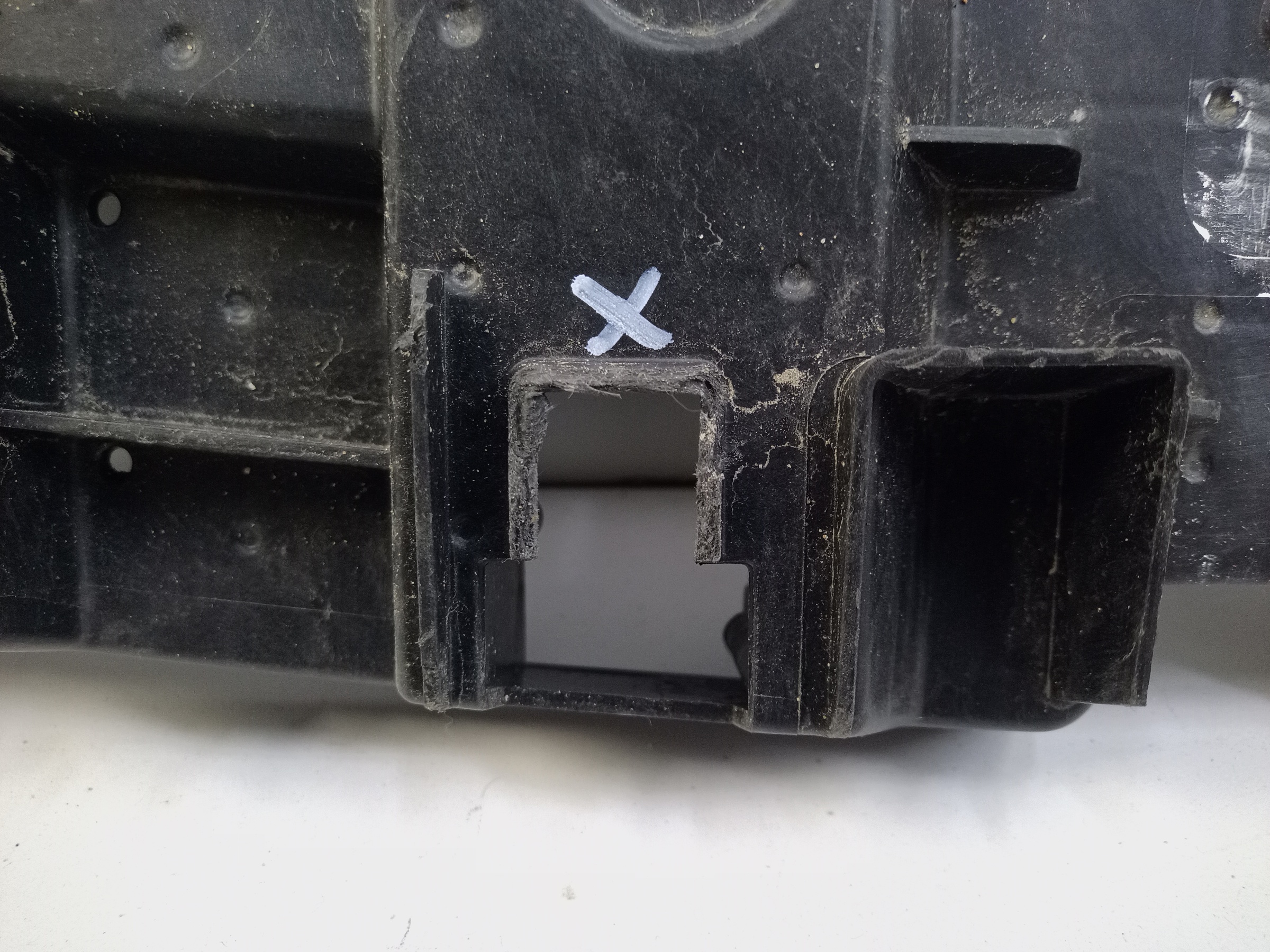 Кронштейн решетки радиатора Kaiyi X3