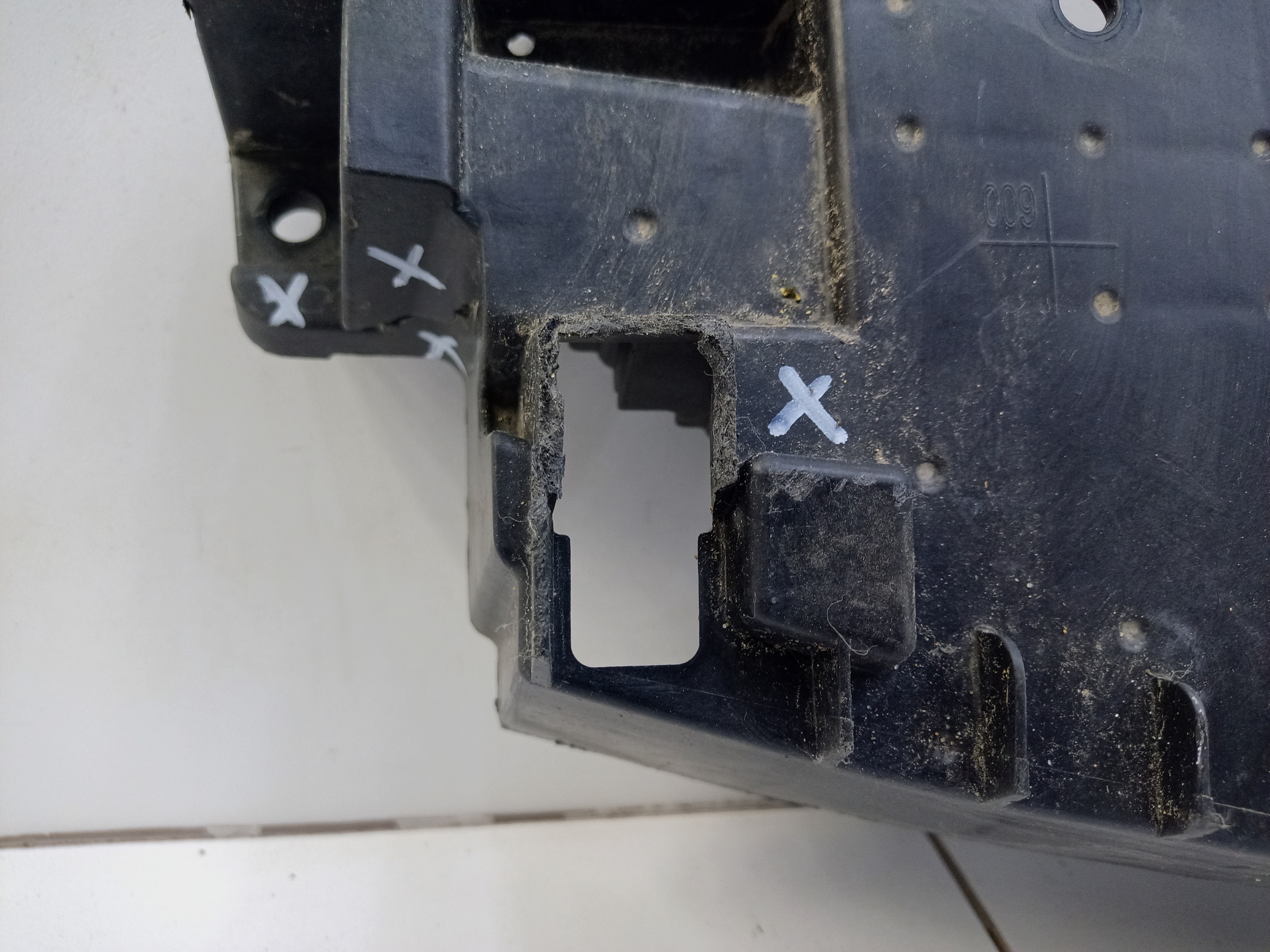 Кронштейн решетки радиатора Kaiyi X3