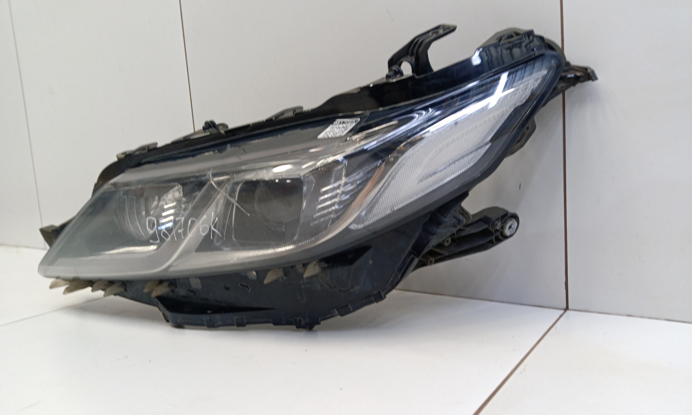 Фара передняя левая Toyota Camry V70 LED