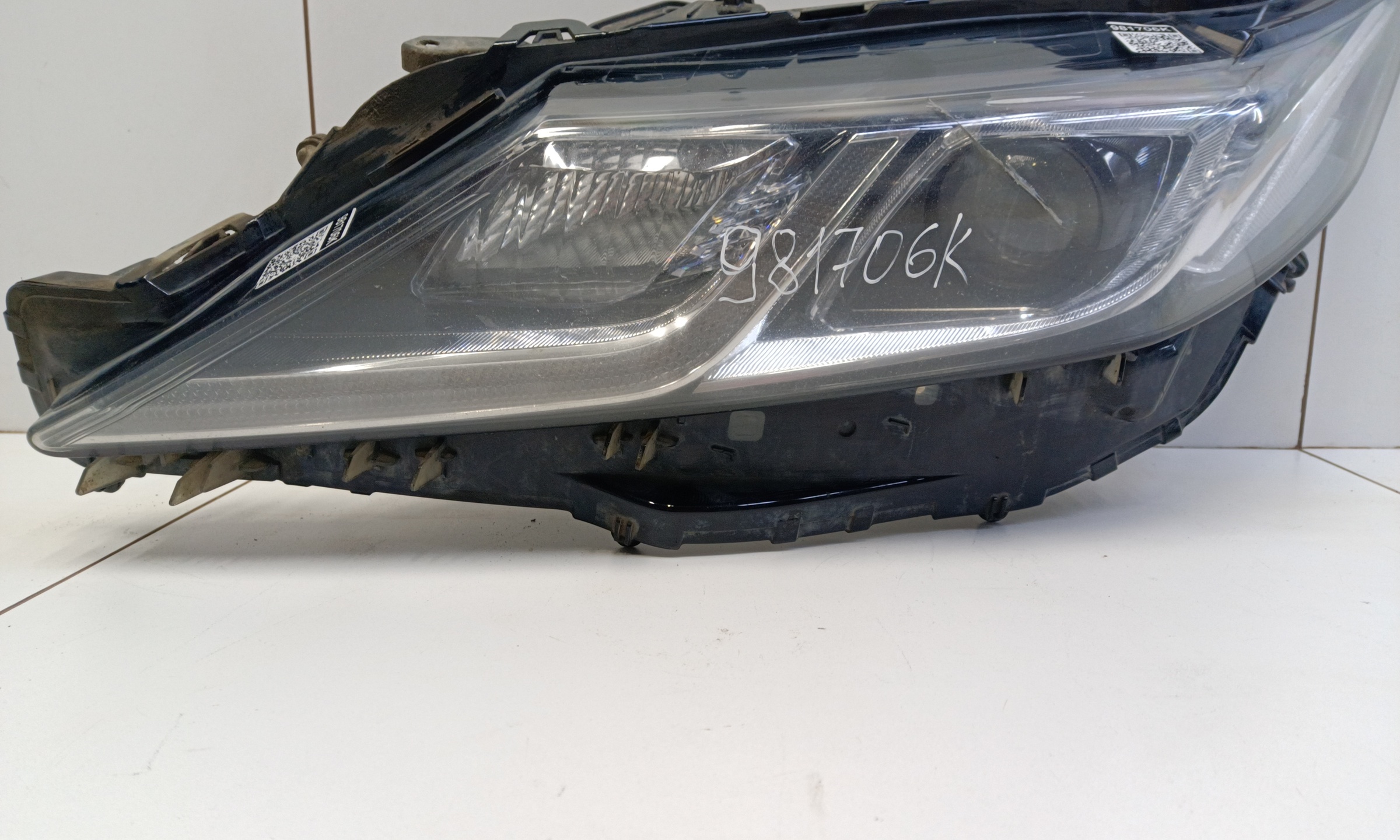 Фара передняя левая Toyota Camry V70 LED
