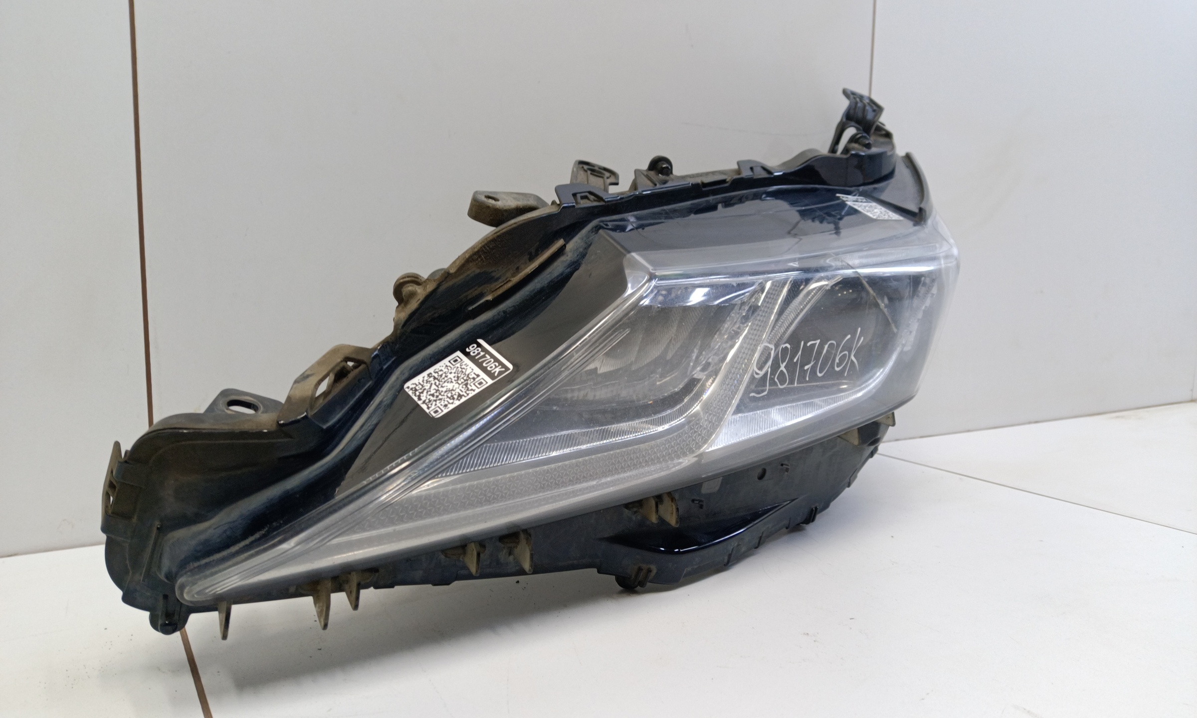 Фара передняя левая Toyota Camry V70 LED