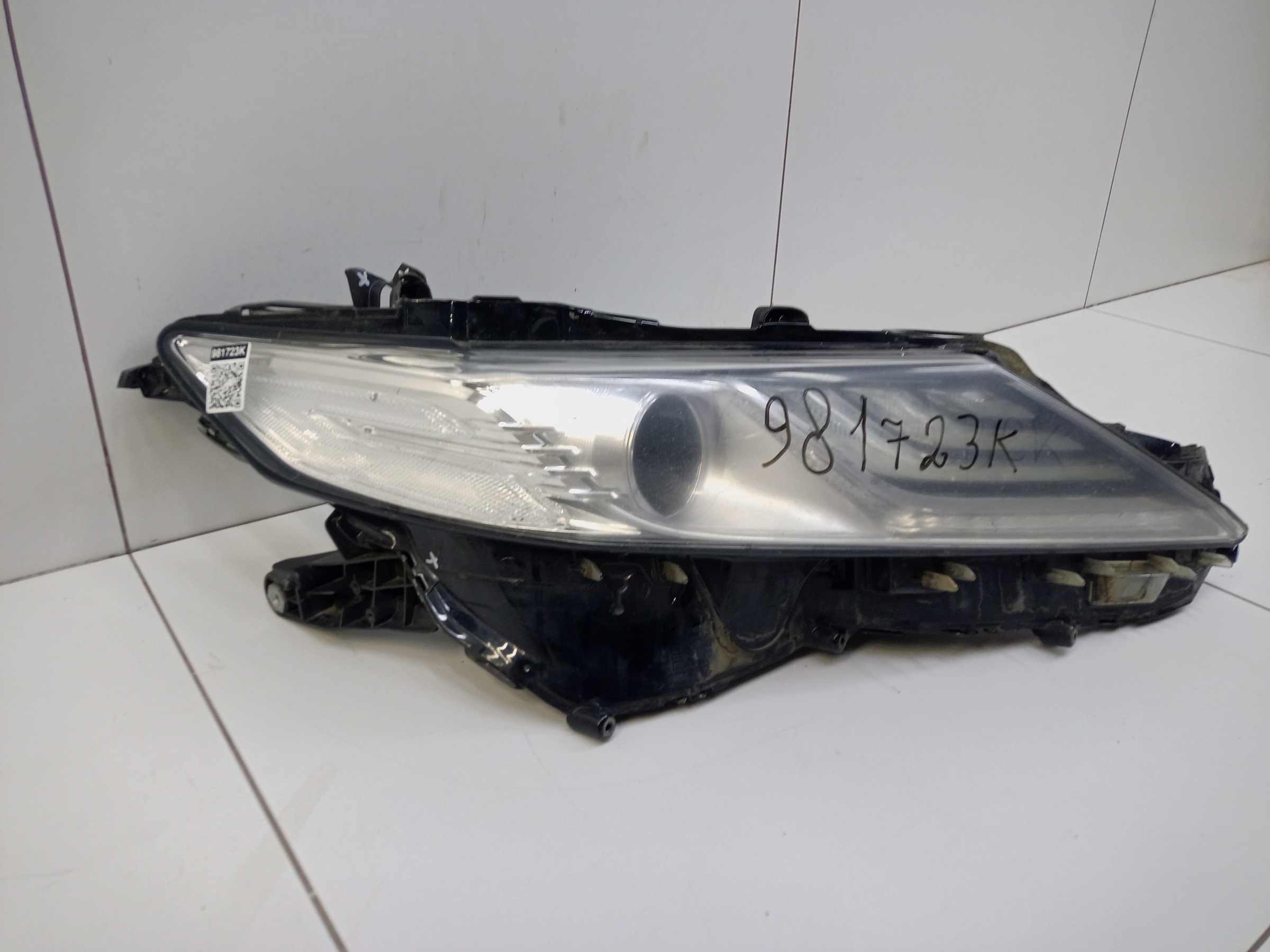 Фара передняя правая Toyota Camry V70 LED ДХО