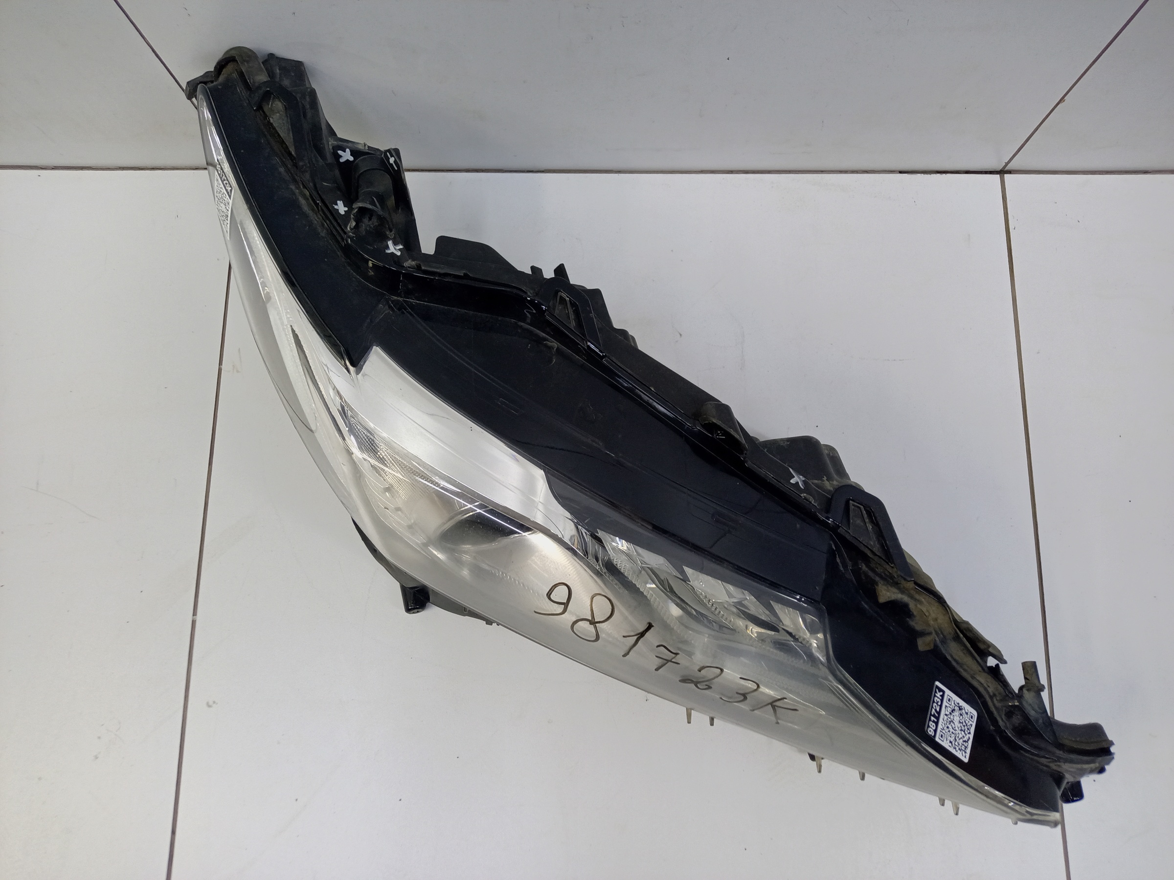 Фара передняя правая Toyota Camry V70 LED ДХО