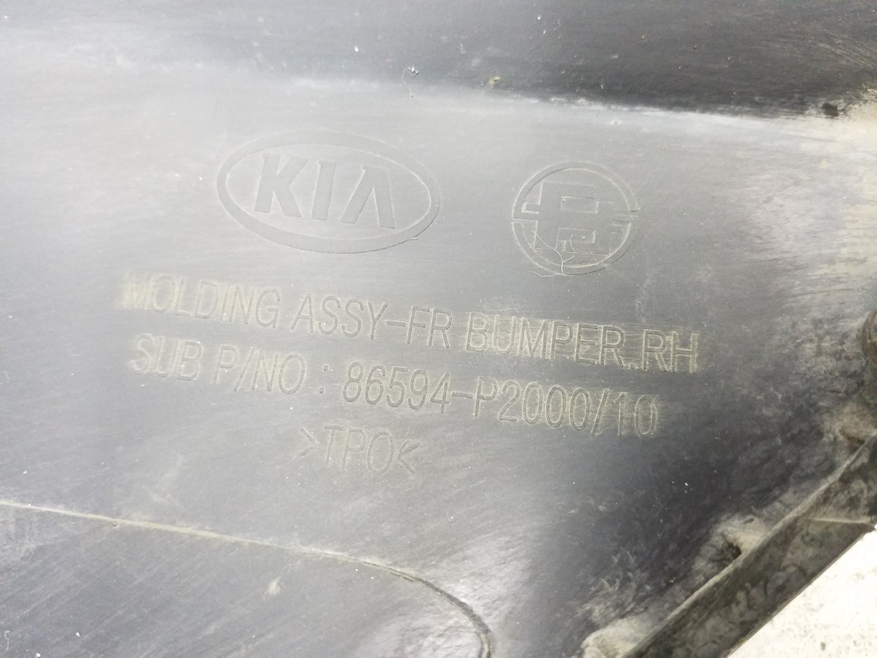Накладка переднего бампера правая Kia Sorento 4