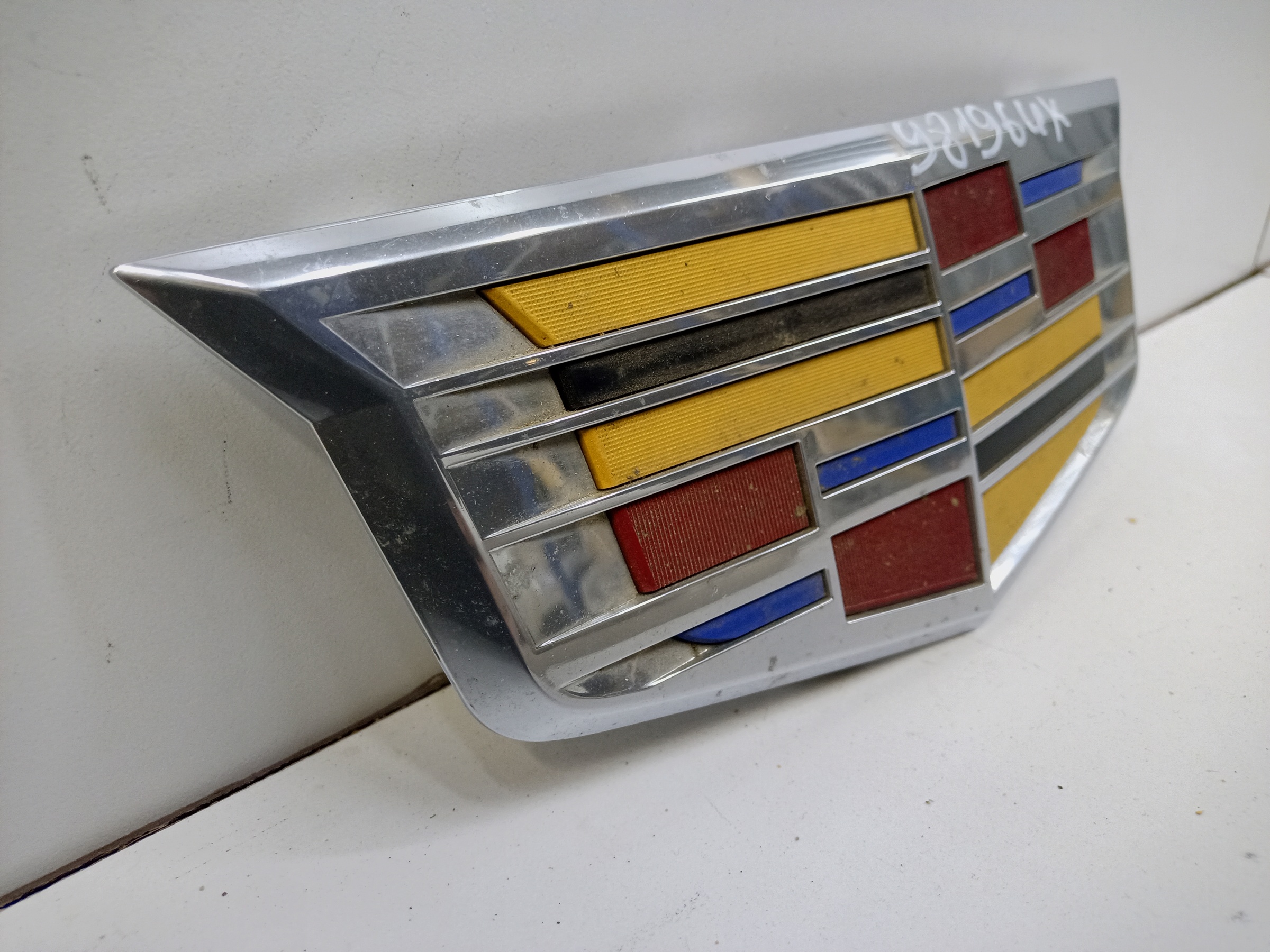 Эмблема Cadillac Escalade 4
