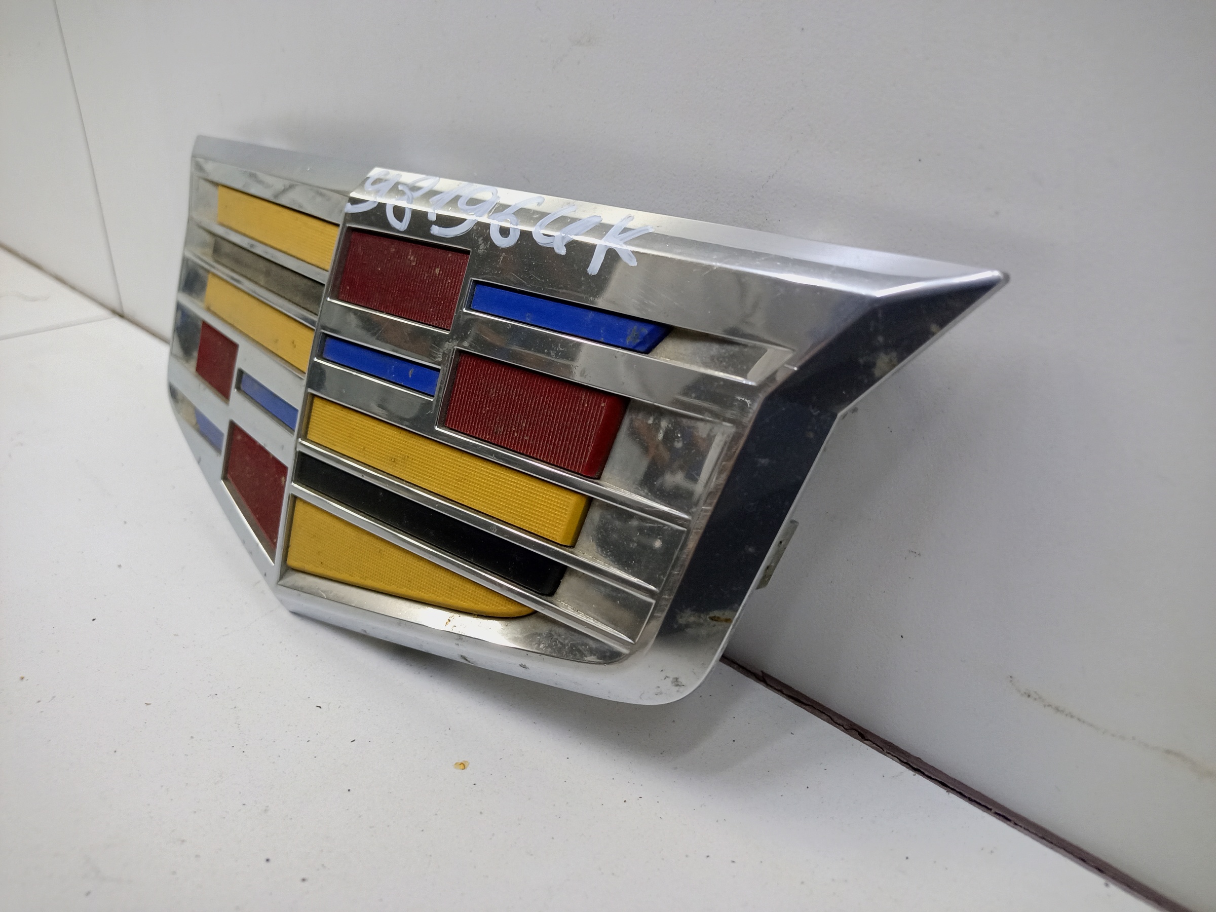 Эмблема Cadillac Escalade 4
