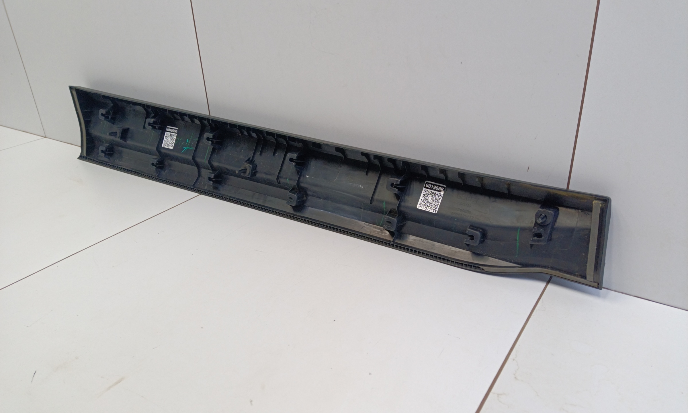 Накладка двери передней правой Geely Coolray