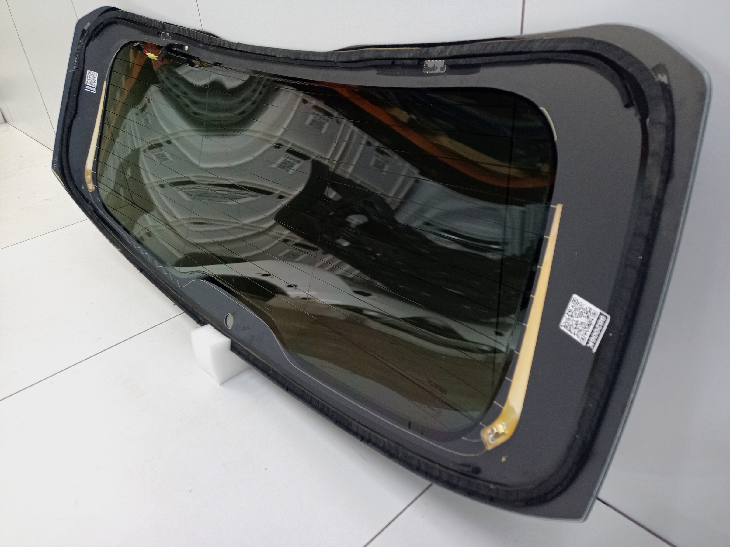 Стекло крышки багажника Geely Coolray Restail