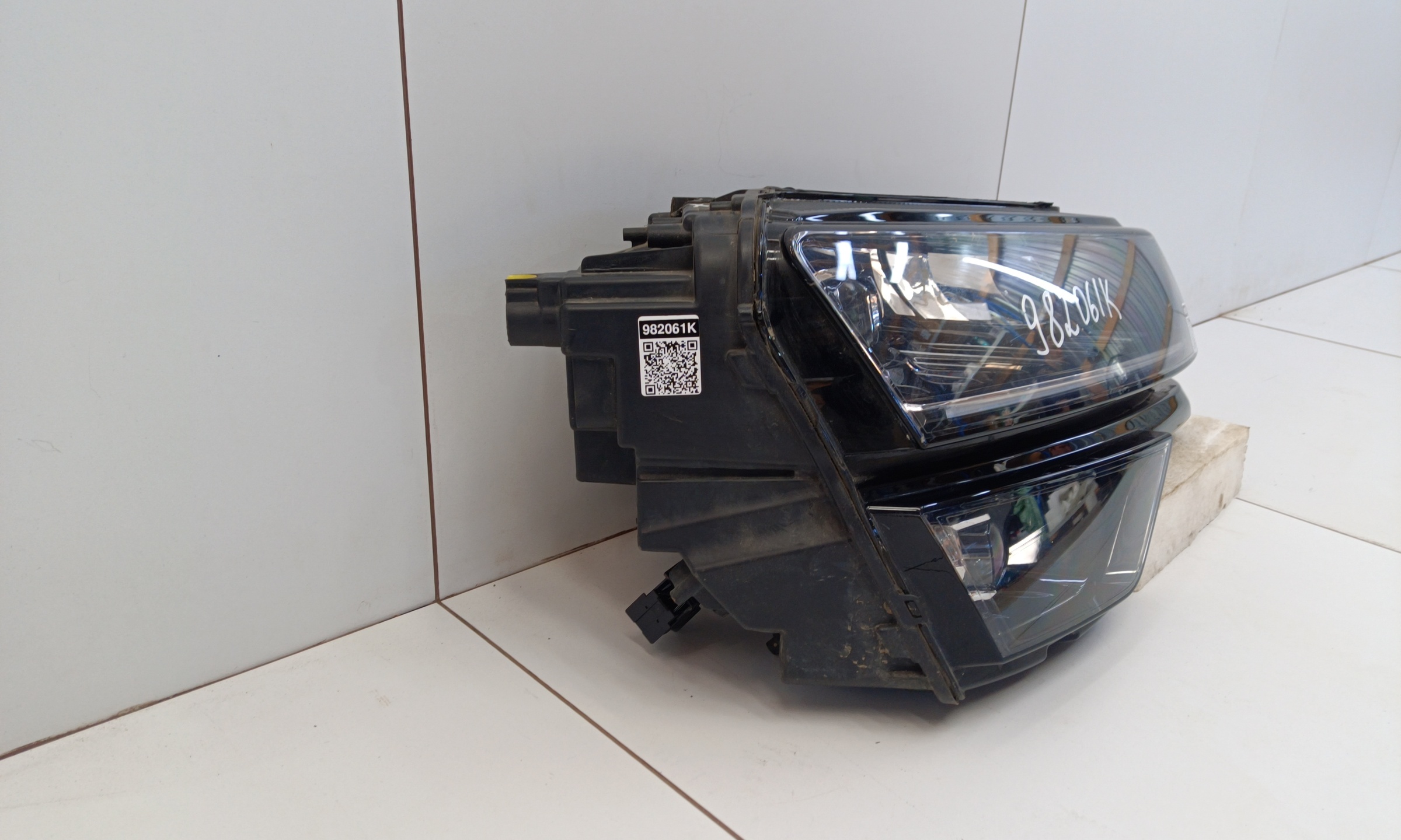 Фара передняя правая Skoda Karoq LED