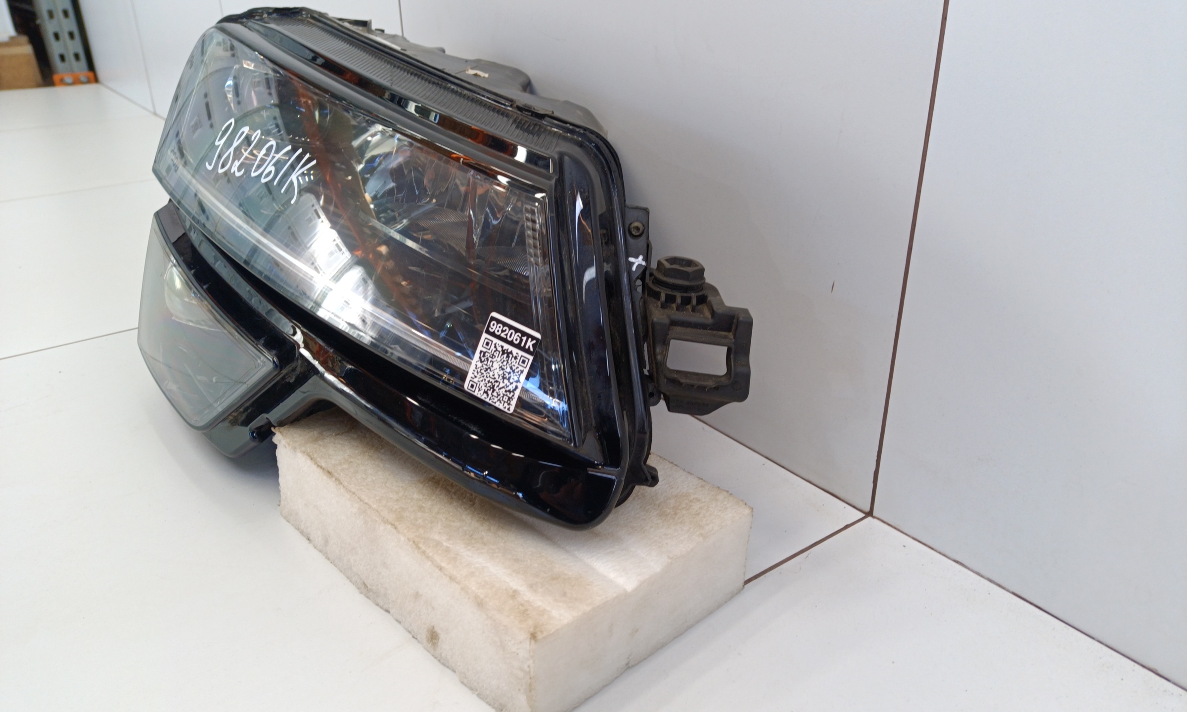 Фара передняя правая Skoda Karoq LED
