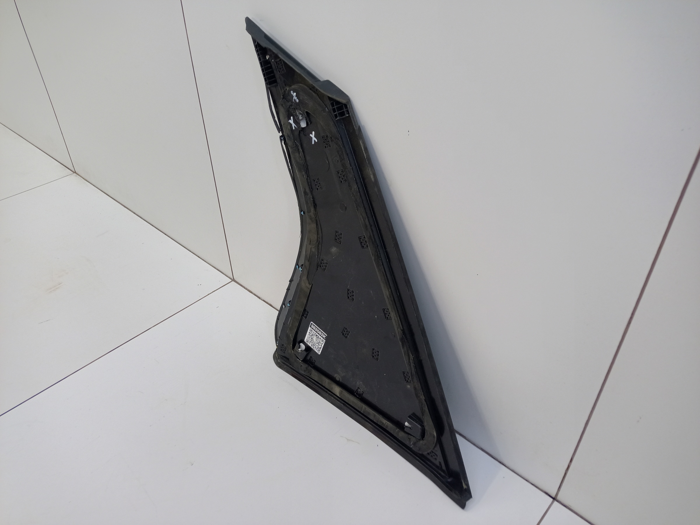 Стекло кузовное заднее левое глухое Geely Coolray