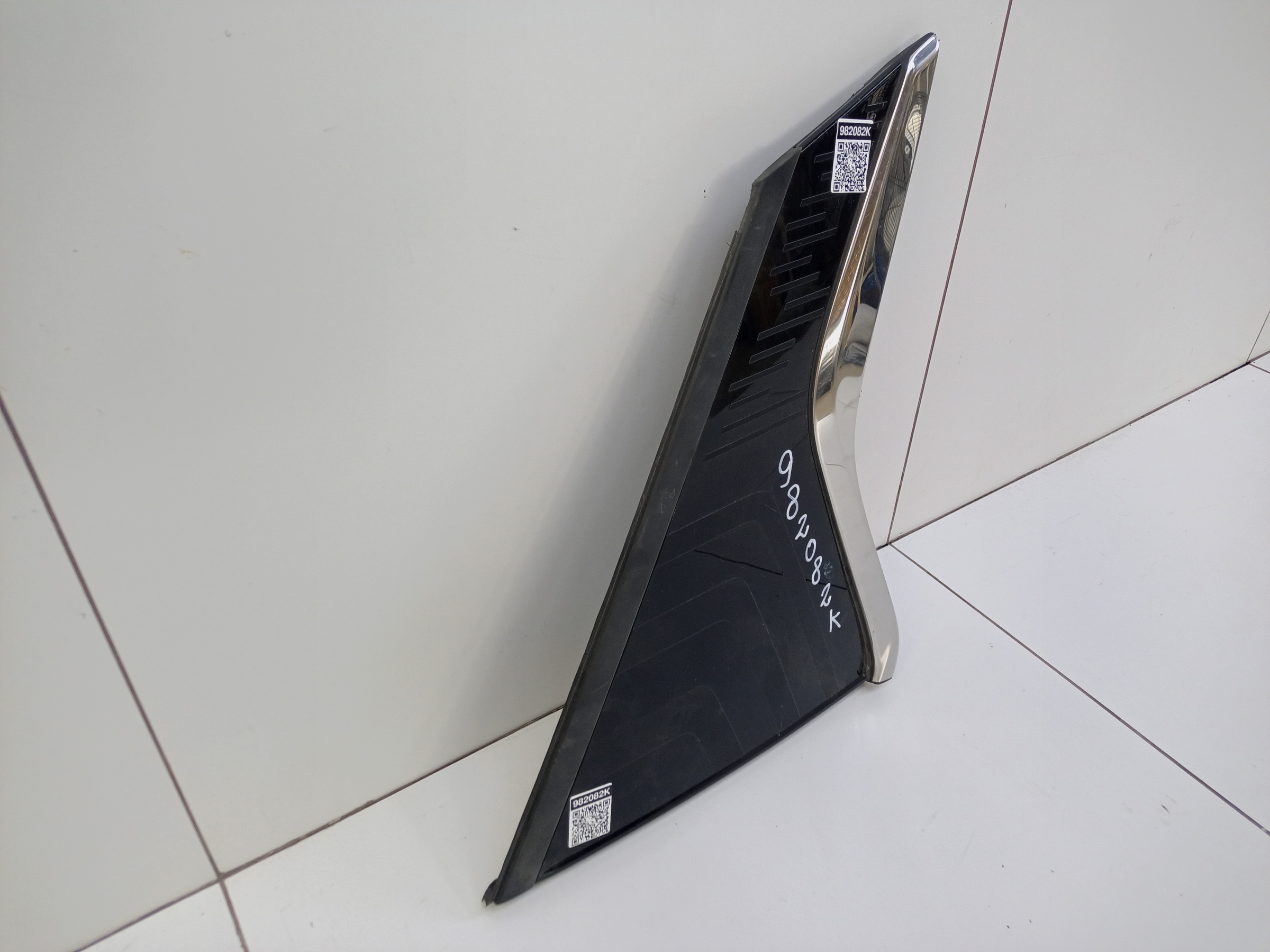 Стекло кузовное заднее левое глухое Geely Coolray