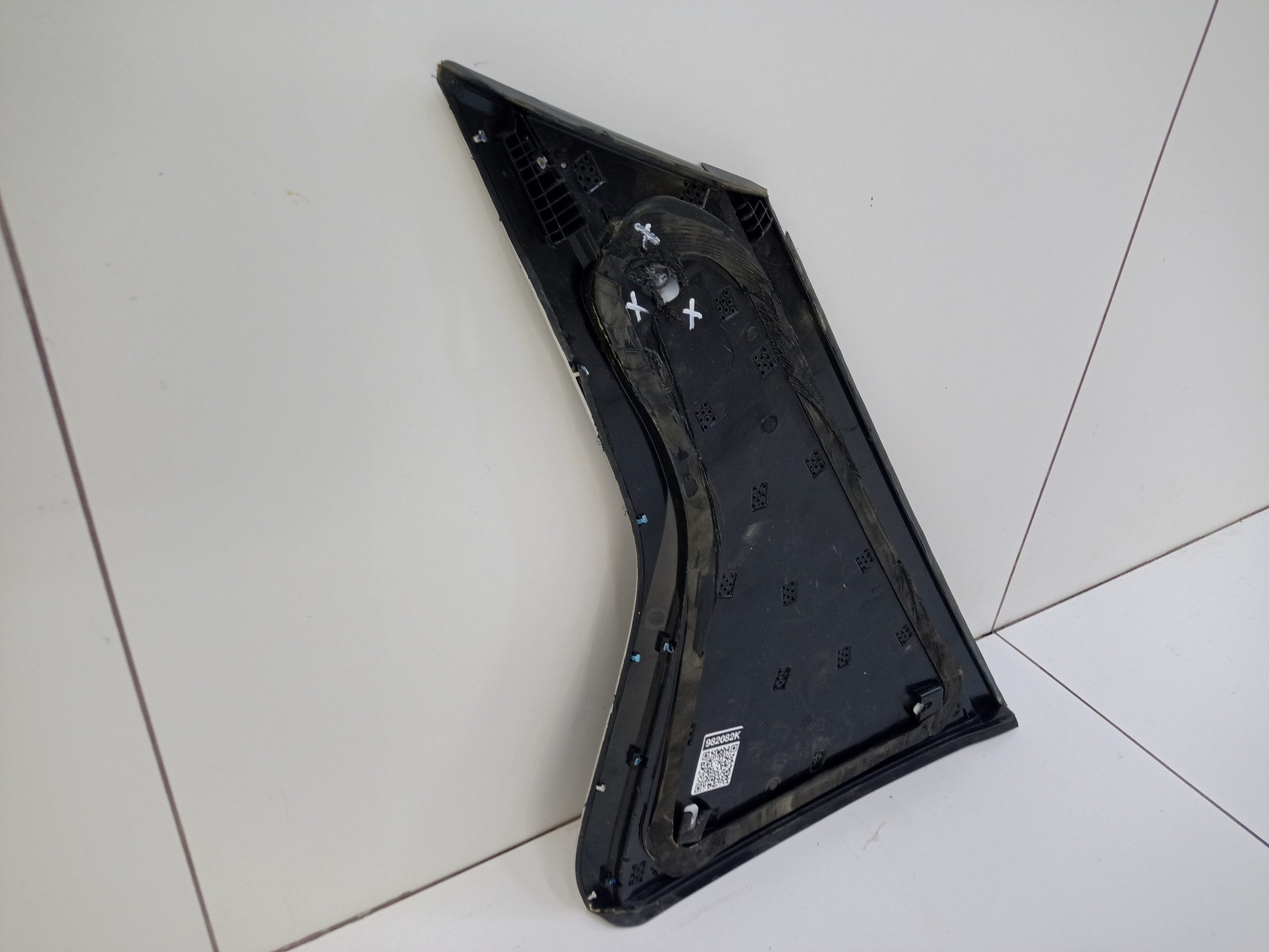 Стекло кузовное заднее левое глухое Geely Coolray