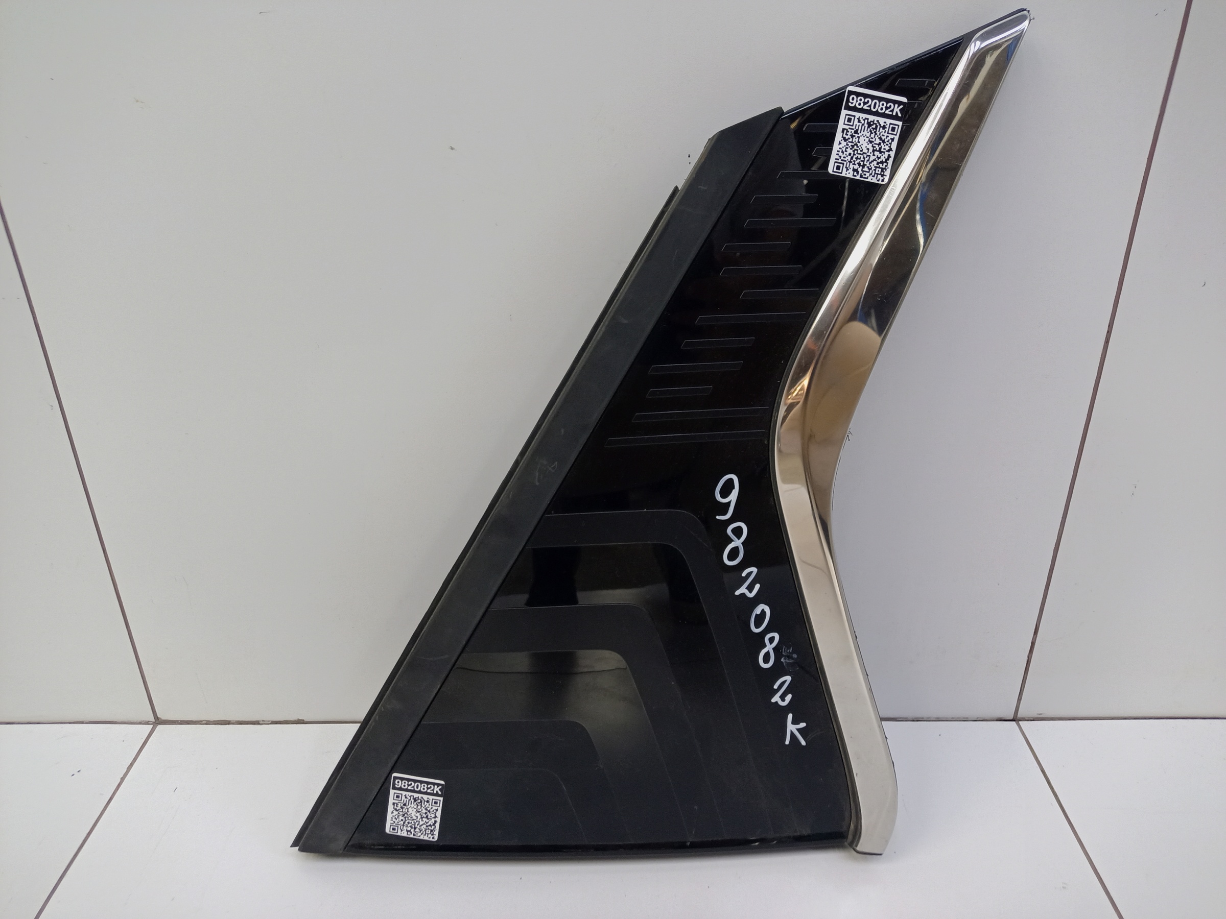 Стекло кузовное заднее левое глухое Geely Coolray