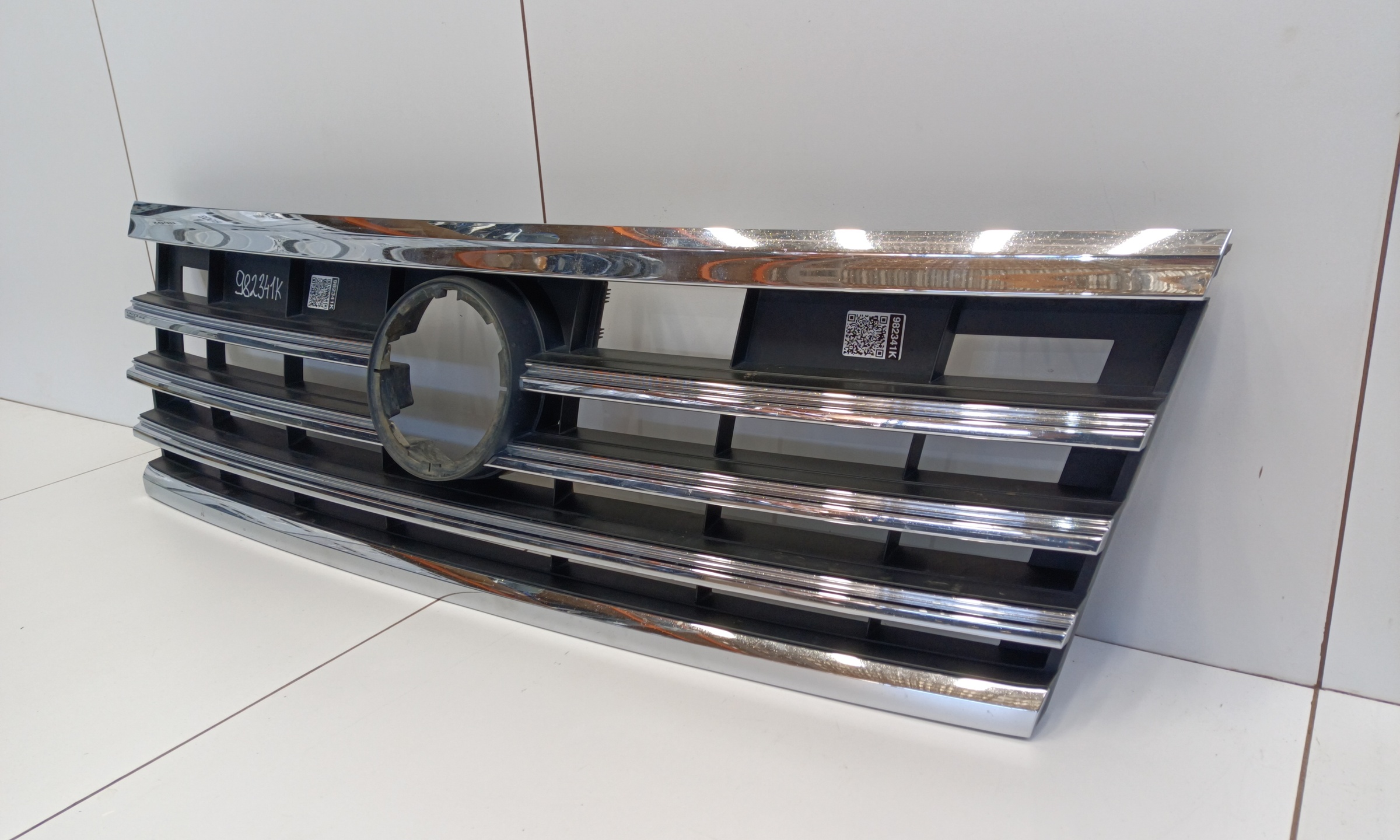 Решетка радиатора Volkswagen Touareg 3
