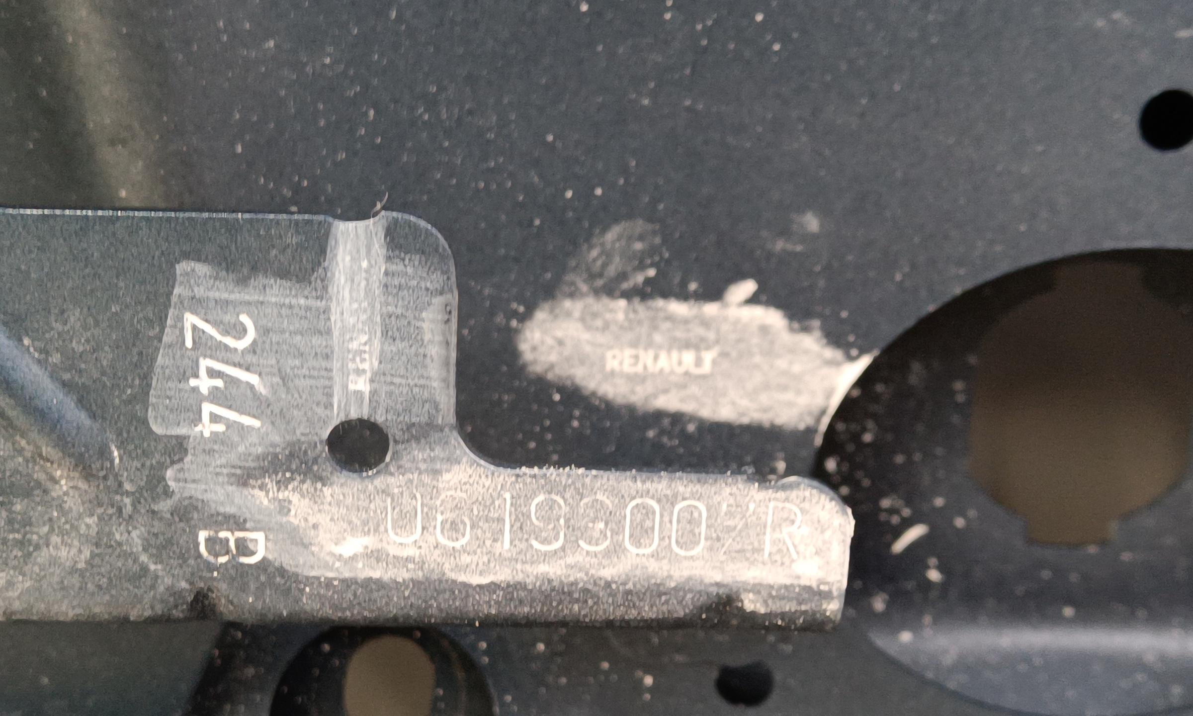 Крышка багажника Renault Duster 1