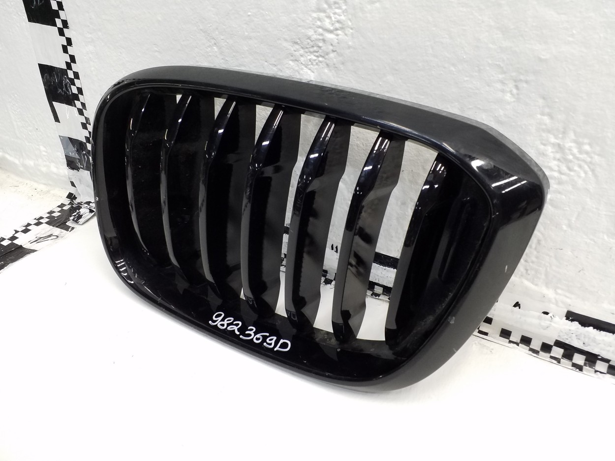 Решетка радиатора левая BMW X3 G01 черная